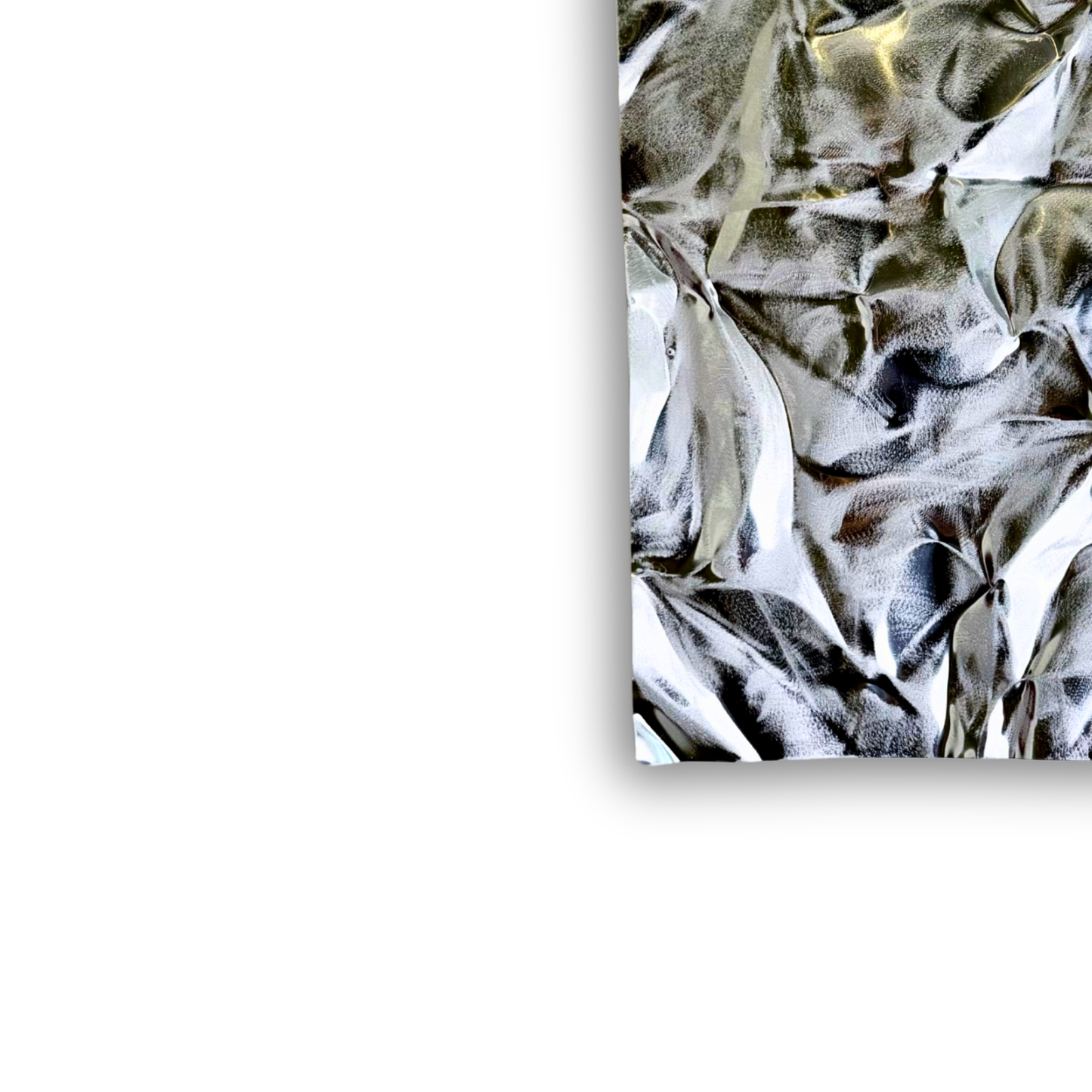 Nærbillede af Ballader – Nordic Mist No. 01, der fremhæver den håndformede aluminiumsoverflade, de organiske folder og de fine sølvrefleksioner, som giver værket dybde, struktur og et eksklusivt udtryk.