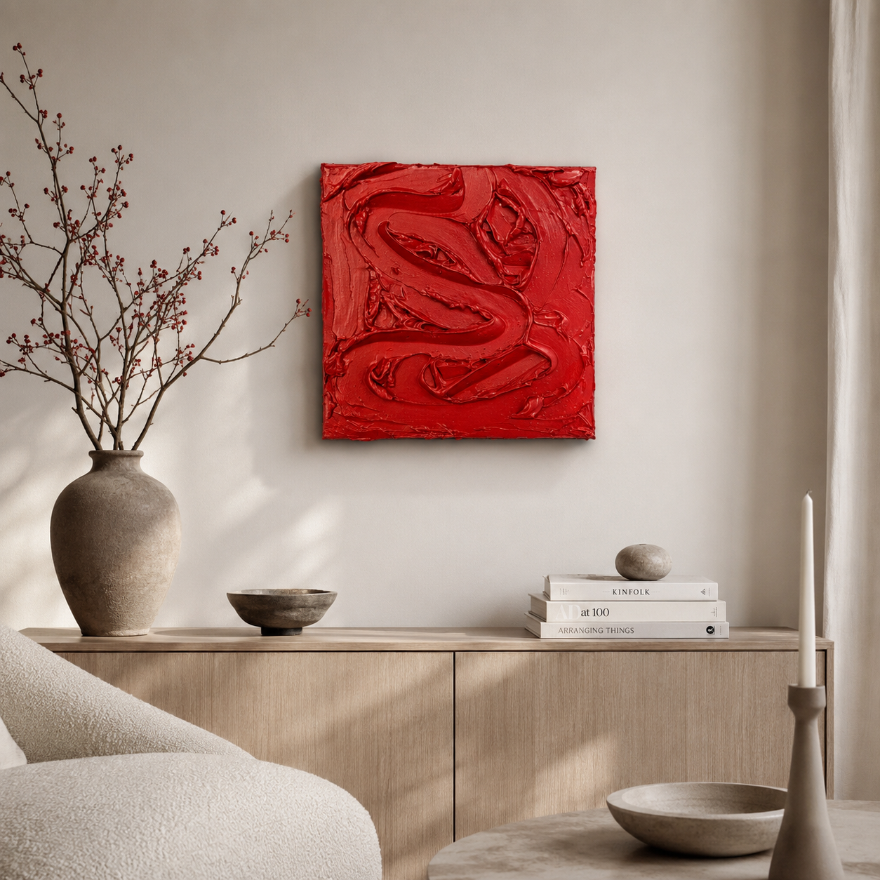 Scarlet Flow No. 01 fra Canvas Collection hænger i et lyst, minimalistisk skandinavisk hjem over en lys egetræsskænk. Det originale håndmalede lærred måler 40 × 40 cm og tilfører rummet varme, struktur og et markant moderne udtryk.