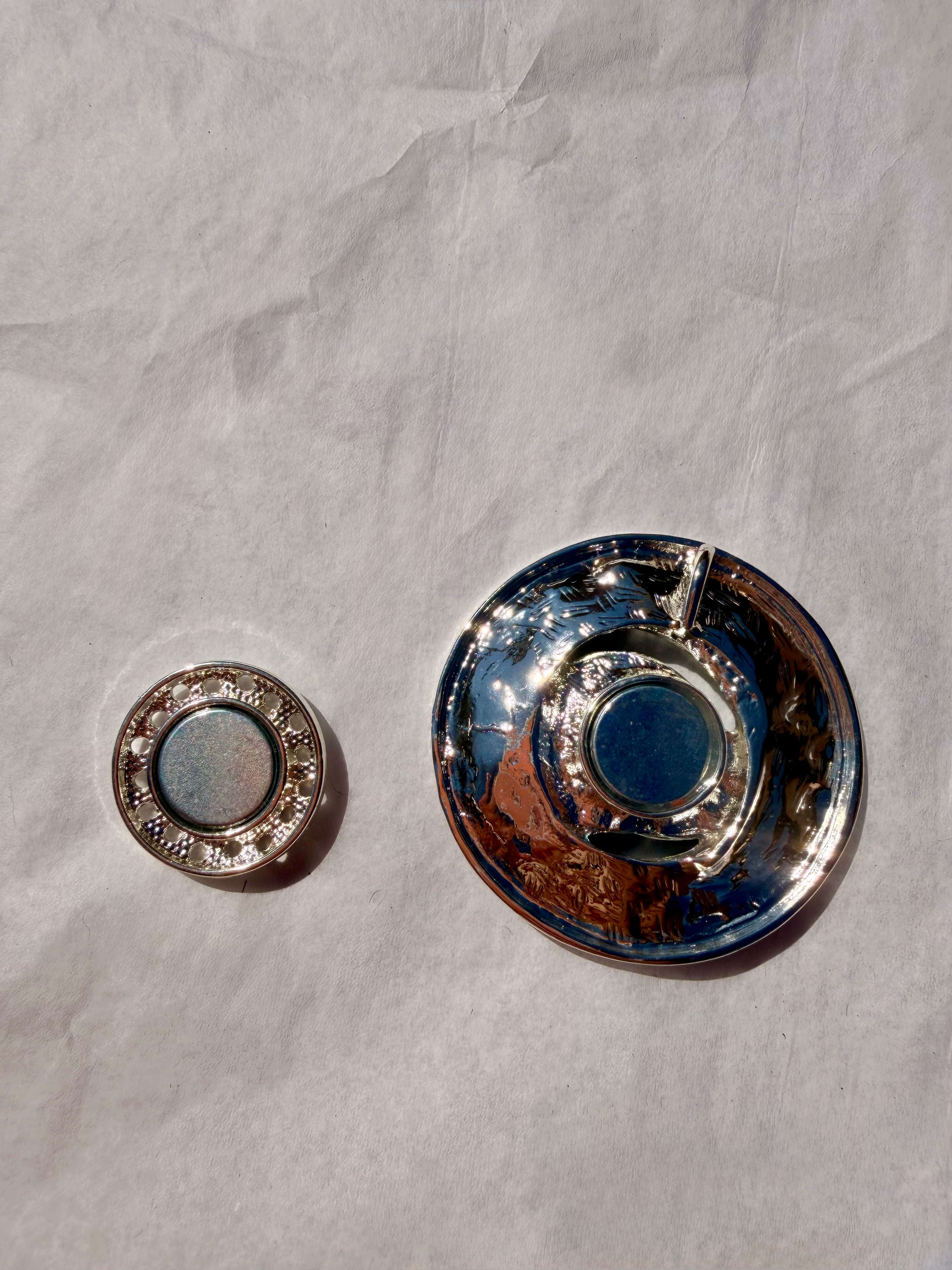 Bagside af vintage broche med stærk magnetlukning