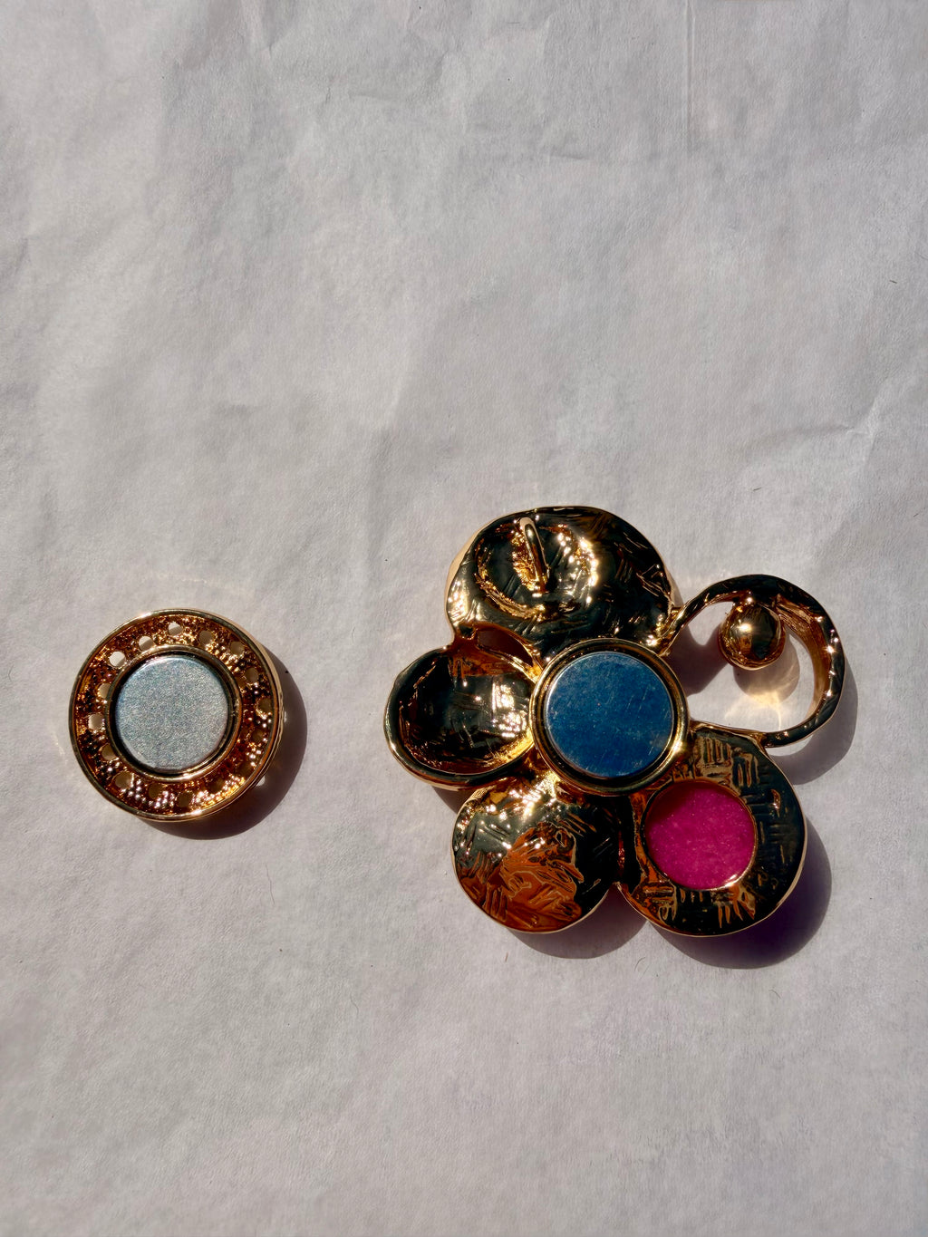 Bagside med magnetlukning på broche i guld