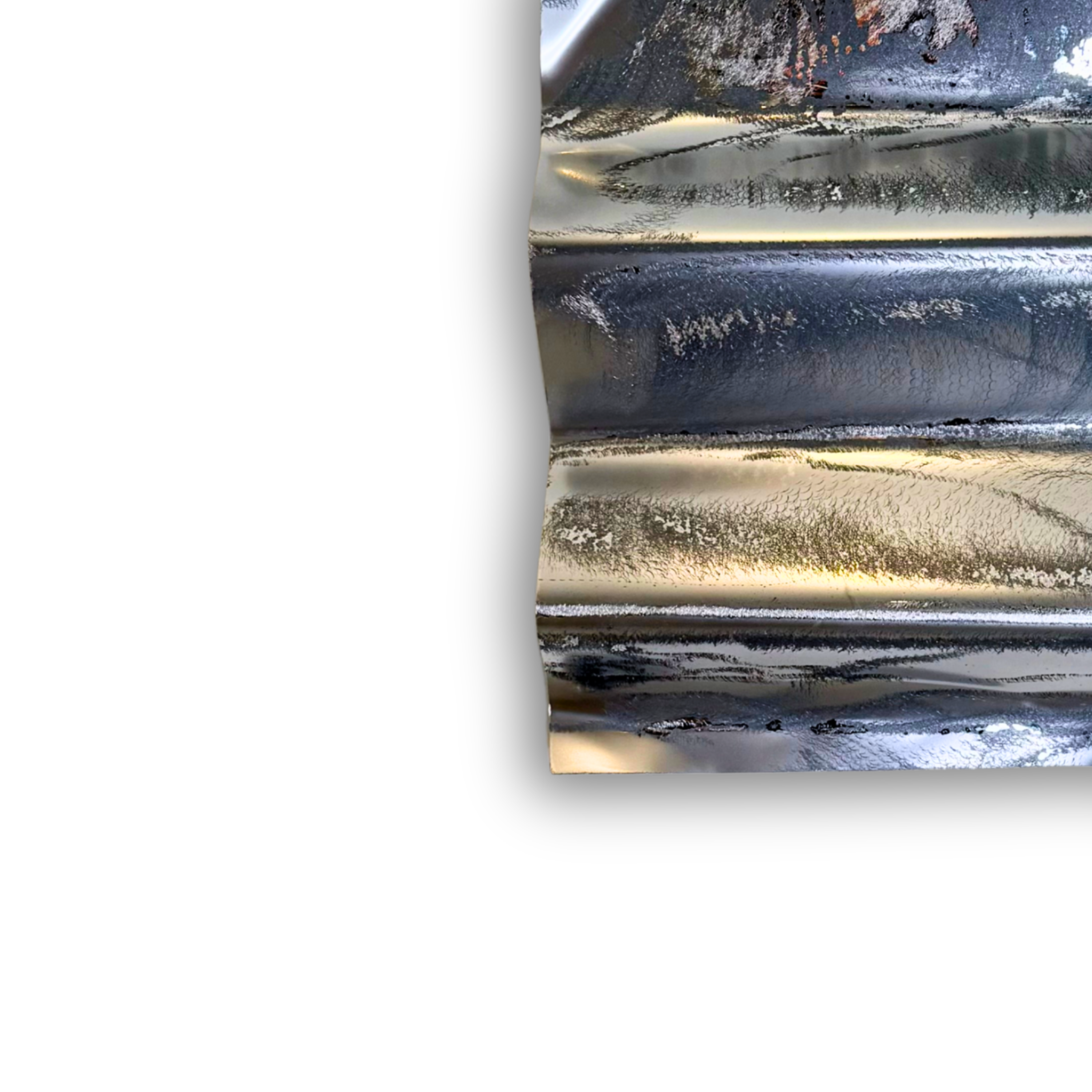 Nærbillede af Ballader – Alpine Glacier No. 01, der fremhæver de håndformede folder, den blanke aluminiumsoverflade og de fine strukturer, som giver værket dybde, karakter og levende refleksioner.