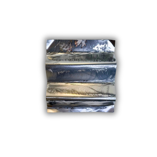 Ballader – Alpine Glacier No. 01. Håndlavet vægværk i aluminium med blanke og børstede overflader, hvor skulpturelle folder skaber et elegant spil mellem sølvtoner, mørke nuancer og varme refleksioner. Værket måler 50 × 40 cm og kan hænges både lodret og vandret.