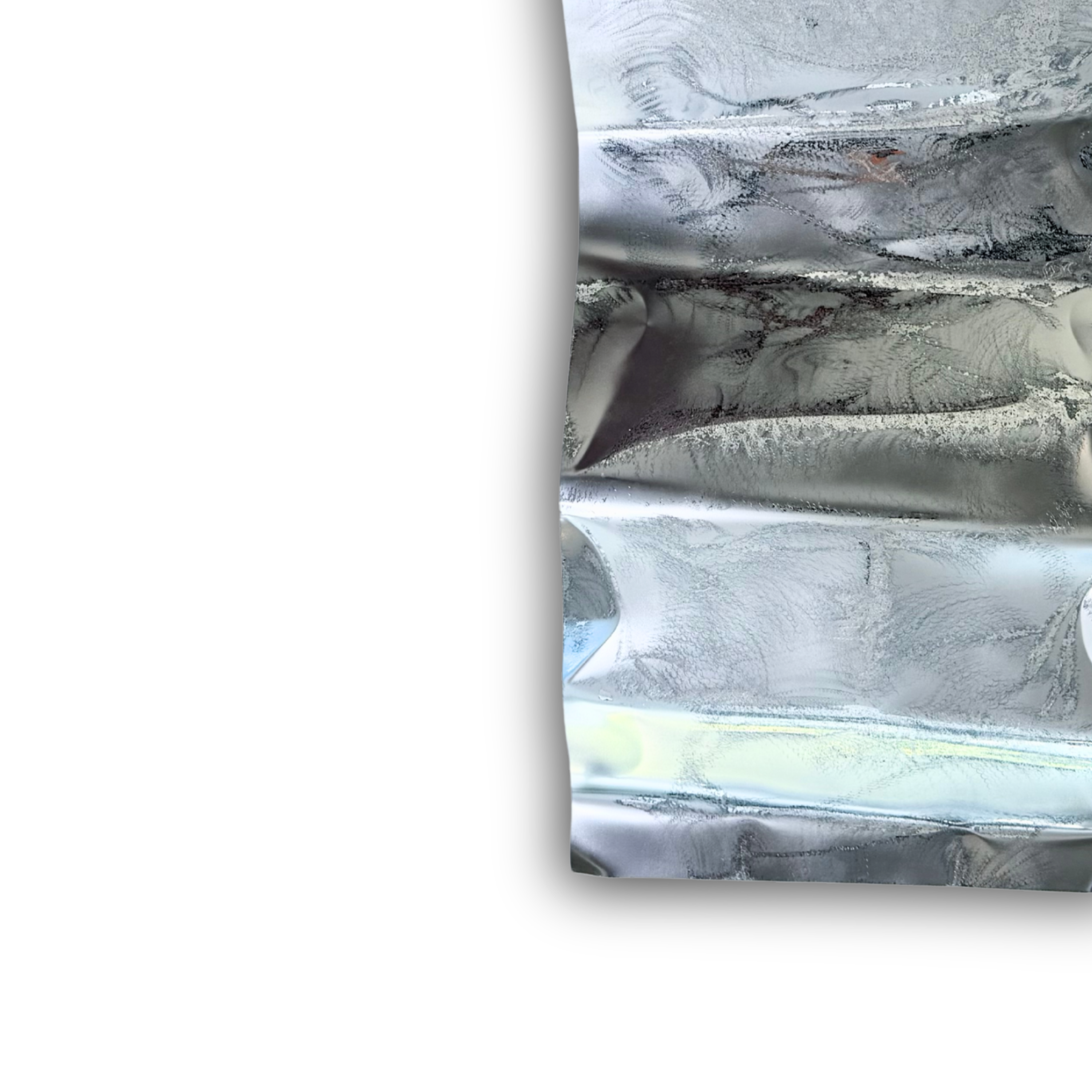 Nærbillede af Ballader – Alpine Glacier No. 02, der viser de håndformede folder, de fine børstede strukturer og den blanke aluminiumsoverflade, som giver værket et levende og eksklusivt udtryk.
