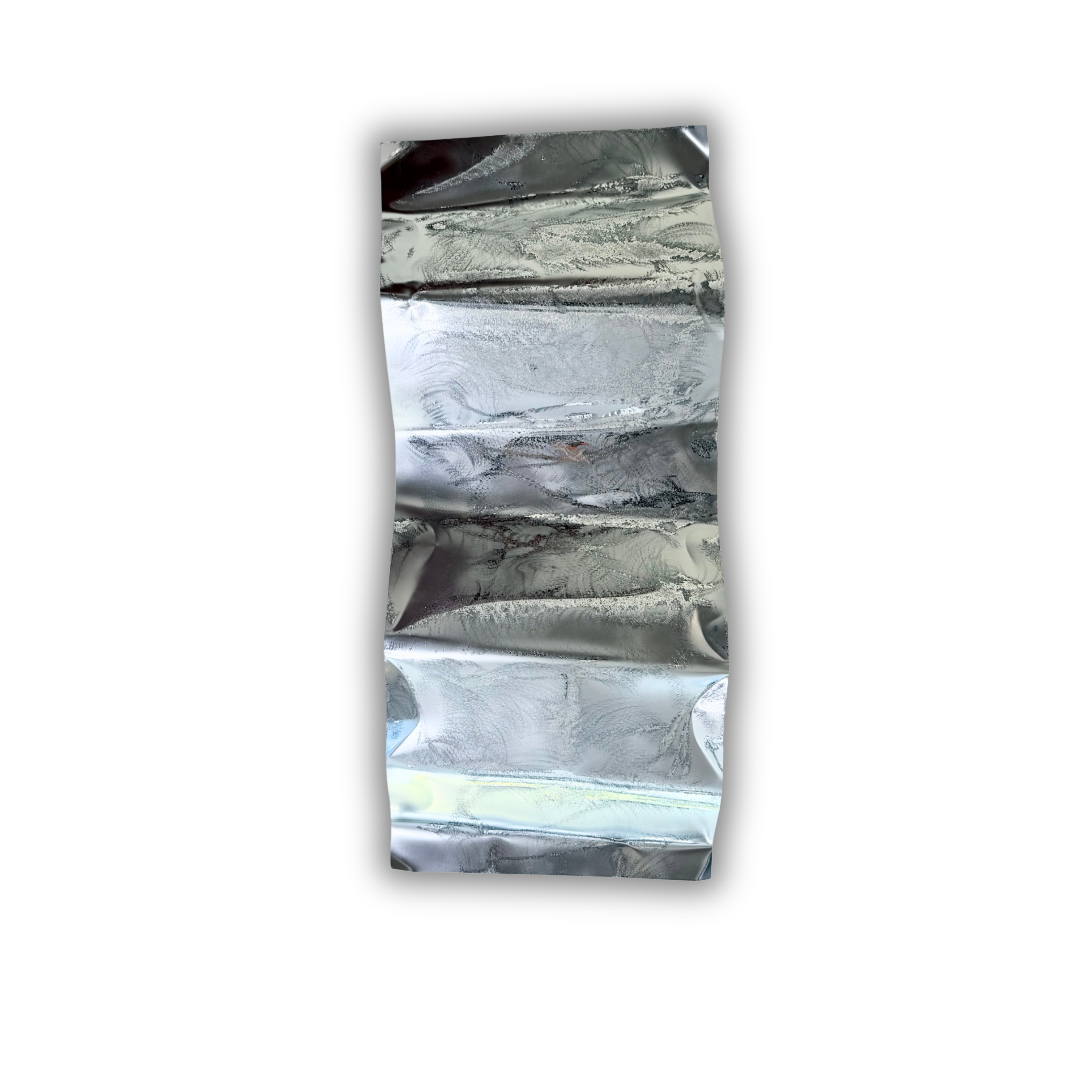 Ballader – Alpine Glacier No. 02. Håndlavet vægværk i aluminium med markante organiske folder og en kombination af blanke og børstede sølvoverflader. Lyset fremhæver værkets dybde og skaber levende refleksioner. Værket måler 100 × 40 cm og kan hænges både lodret og vandret.