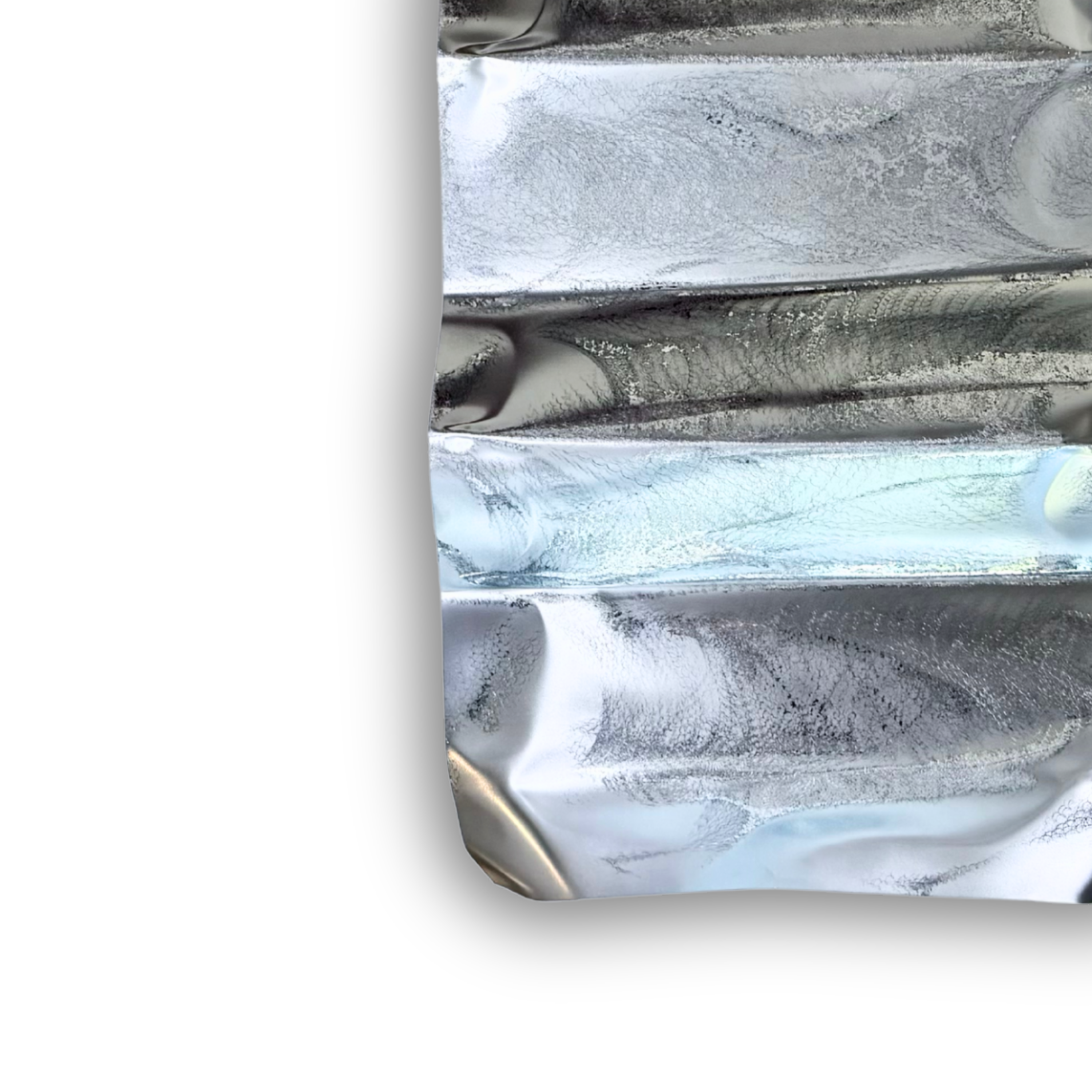 Nærbillede af Ballader – Alpine Glacier No. 03, som fremhæver de håndformede folder, de fine børstede strukturer og den blanke aluminiumsoverflade, der giver værket et elegant og levende udtryk.