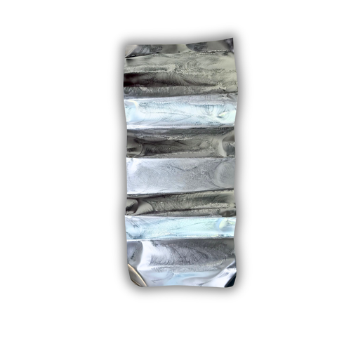 Ballader – Alpine Glacier No. 03. Håndlavet vægværk i aluminium med brede organiske folder, hvor blanke og børstede sølvtoner skaber et levende spil mellem lys, struktur og dybde. Værket måler 100 × 40 cm og kan hænges både lodret og vandret.