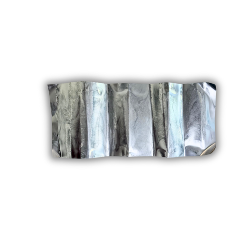Ballader – Alpine Glacier No. 03 vist vandret. Moderne vægkunst i håndformet aluminium med markante lineære folder og en eksklusiv kombination af blanke og børstede overflader, der ændrer karakter i takt med lysets refleksioner.