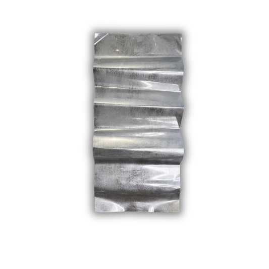 Ballader – Alpine Mist No. 01. Håndlavet vægværk i aluminium med brede horisontale folder, en elegant sølvgrå finish og et roligt samspil mellem matte og reflekterende overflader. Værket måler 100 × 40 cm og kan hænges både lodret og vandret.