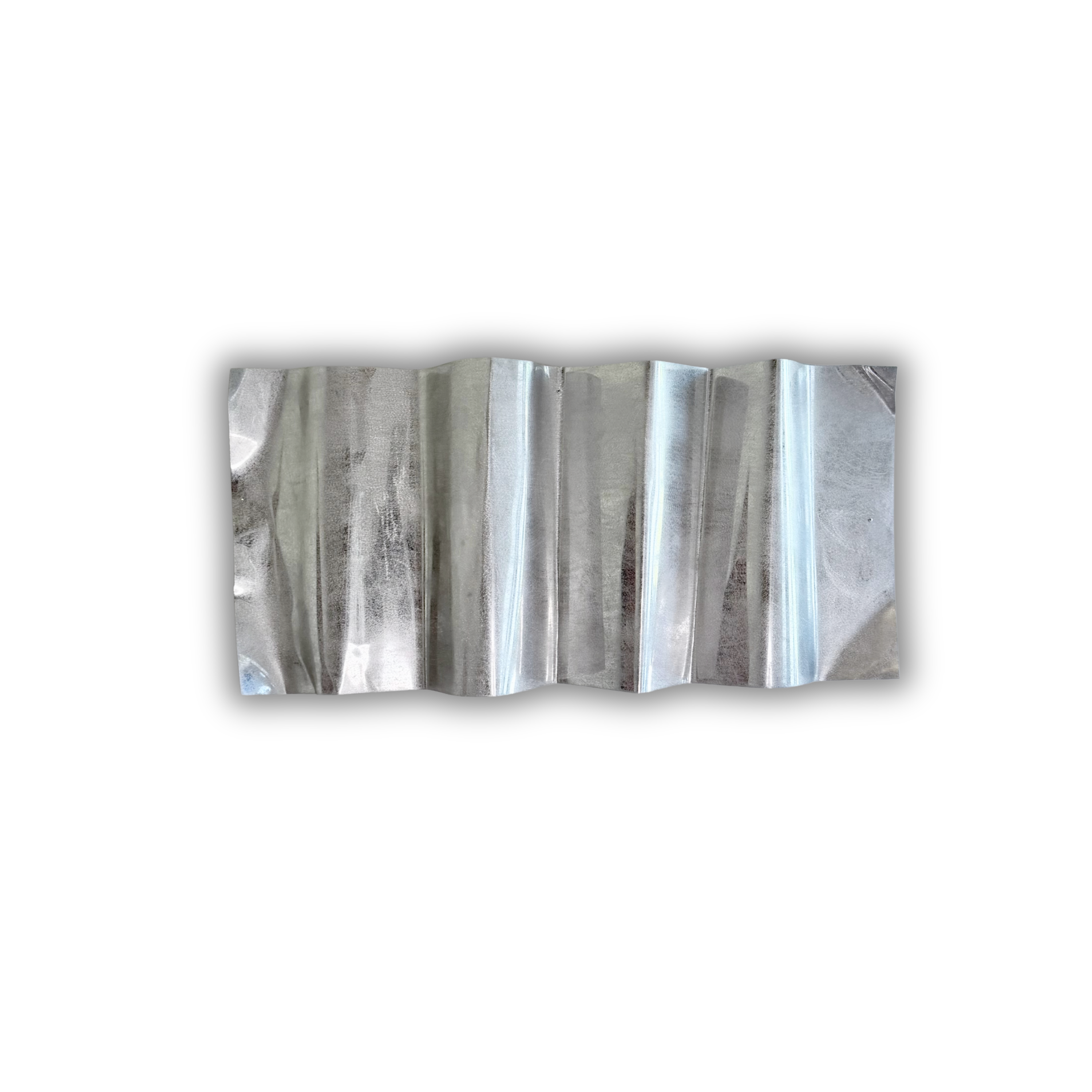 Ballader – Alpine Mist No. 01 vist vandret. Skulpturelt aluminiumsværk med markante horisontale folder og en eksklusiv sølvgrå overflade, der ændrer karakter i takt med lysets retning.