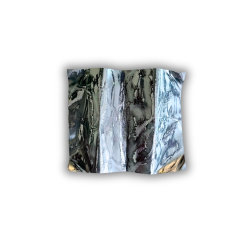 Ballader – Alpine Slate No. 01. Håndlavet vægværk i aluminium med brede organiske folder, hvor kølige skifertoner møder varme gyldne refleksioner og blanke sølvflader. Værket måler 50 × 40 cm og kan hænges både lodret og vandret.