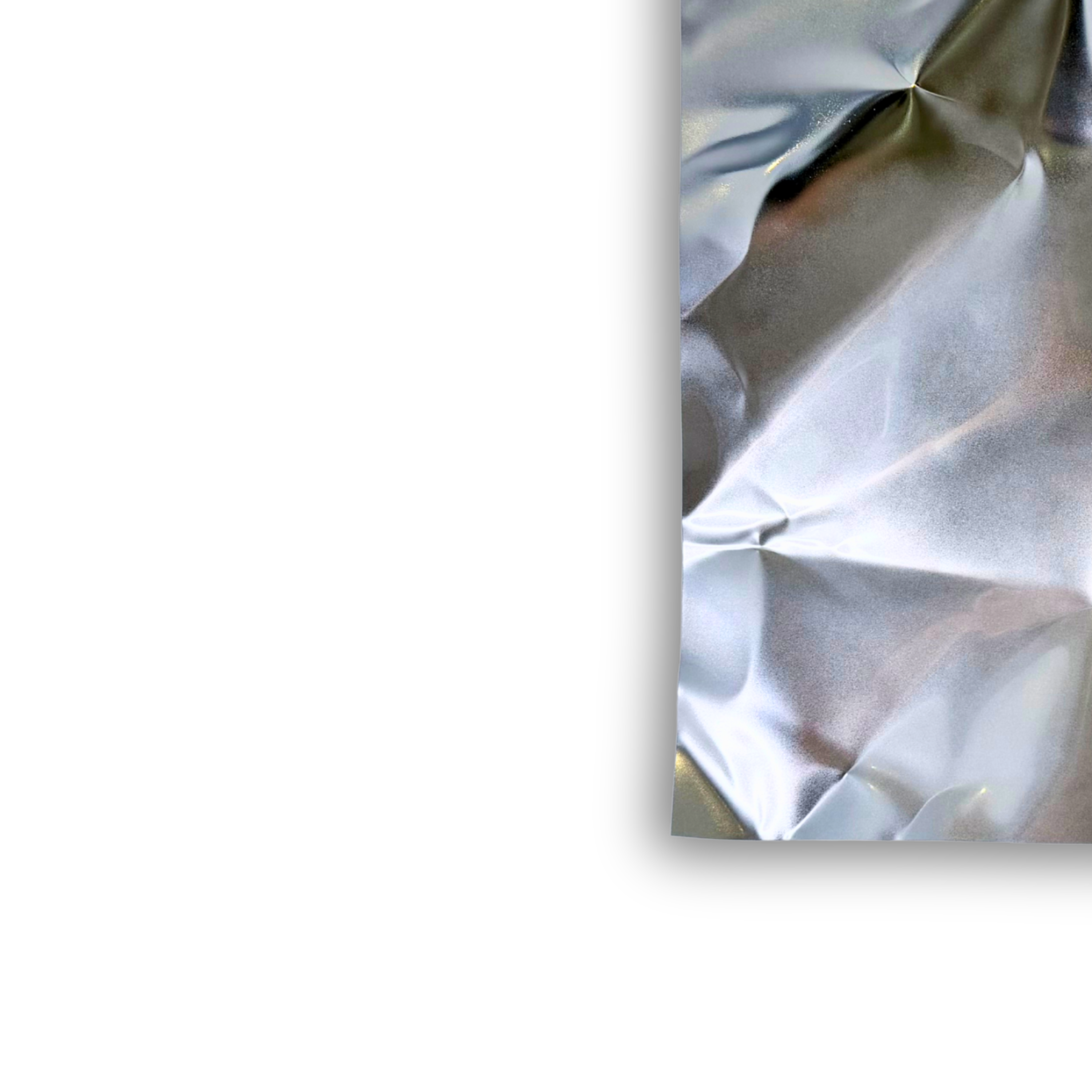 Nærbillede af Ballader – Blank Mist No. 01, der fremhæver den blanke aluminiumsoverflade, de håndformede folder og de skiftende refleksioner, som giver værket dybde og et eksklusivt udtryk.