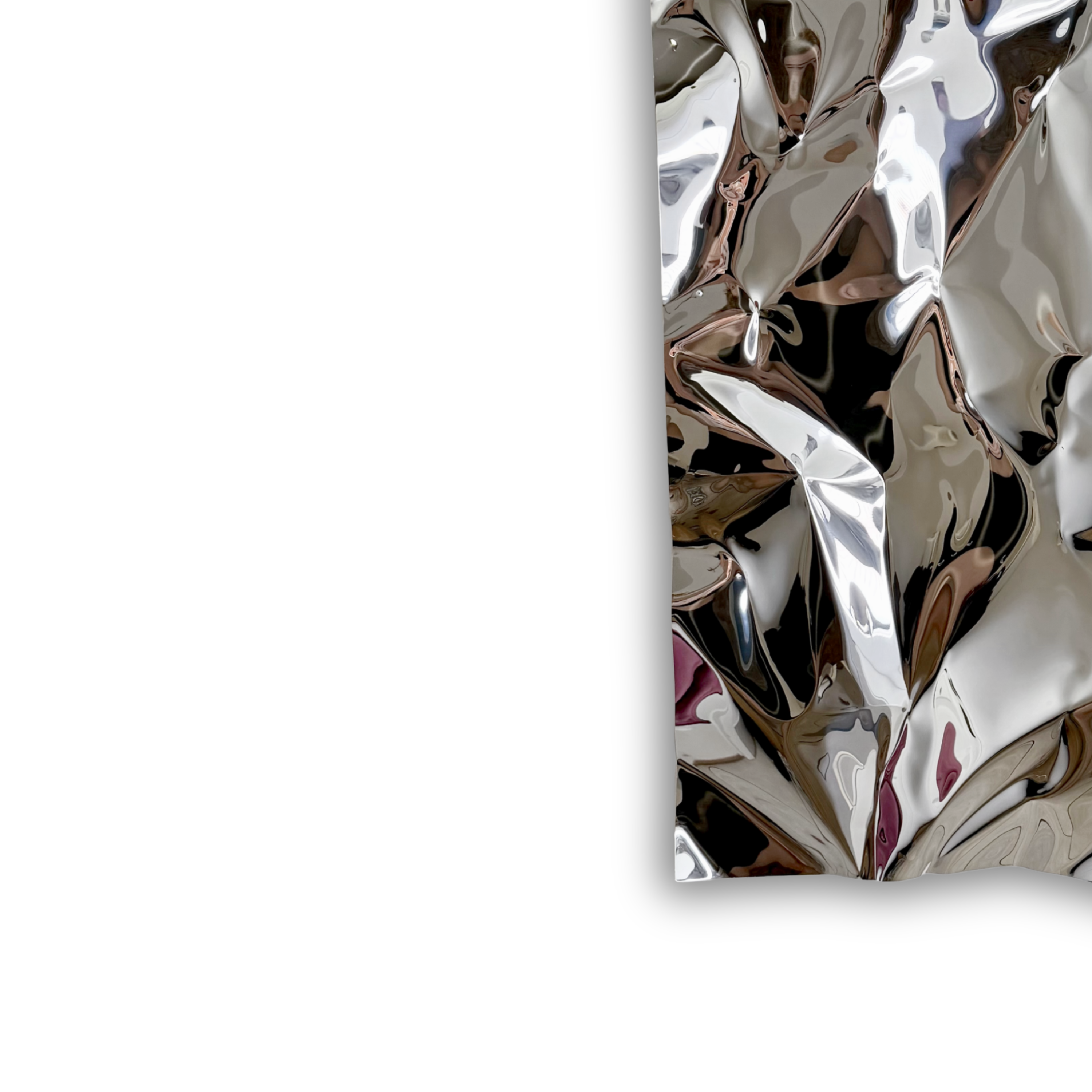 Nærbillede af Ballader – Blank No. 01, der viser den spejlblanke aluminiumsoverflade med håndformede folder, dybe refleksioner og et eksklusivt, skulpturelt udtryk.