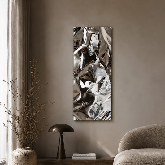 Håndlavet aluminiumsvægkunst i størrelsen 100x40 cm med spejlblank, skulpturel overflade. Det abstrakte værk er ophængt i et minimalistisk skandinavisk interiør, hvor de organiske former og refleksioner skaber et eksklusivt og moderne udtryk.