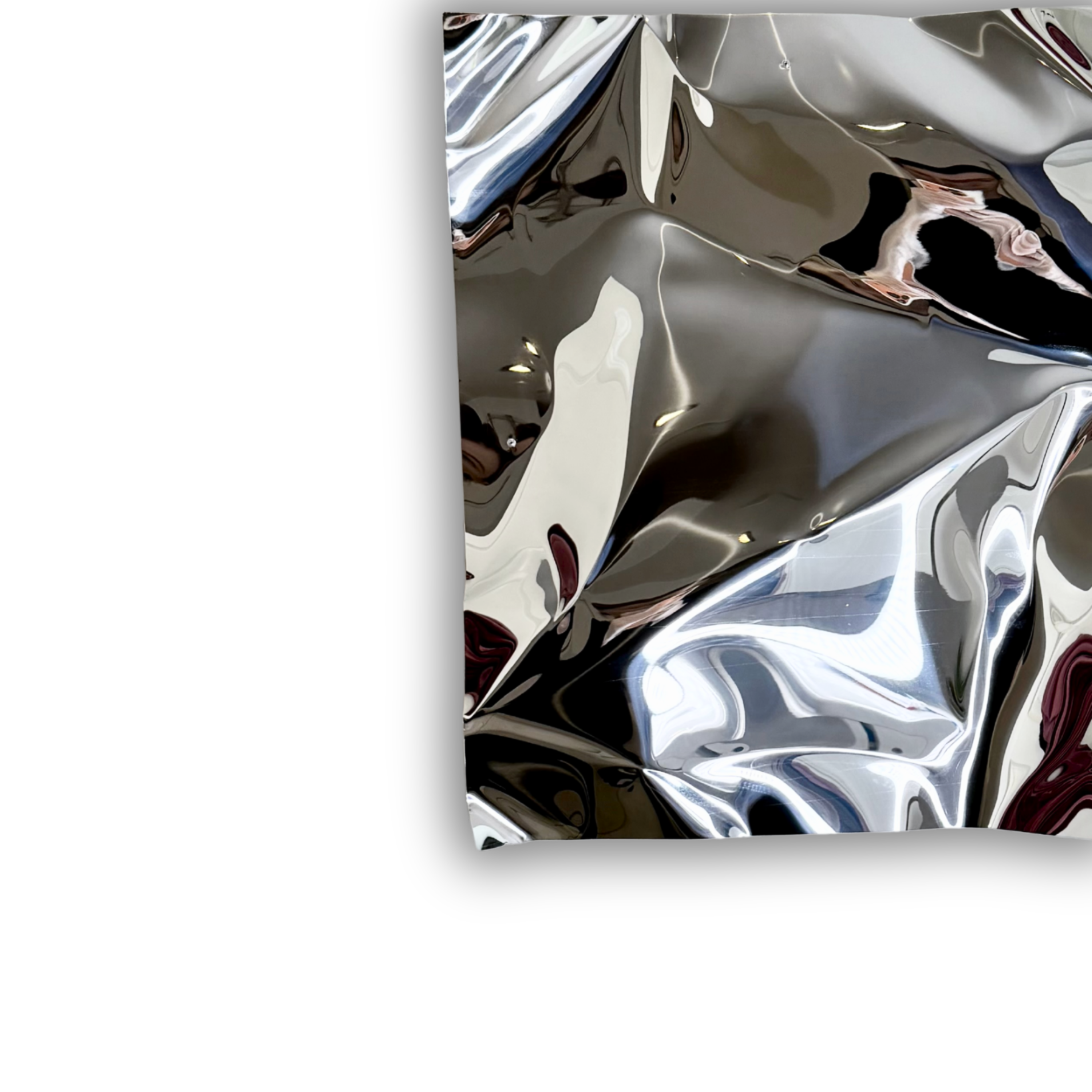 Nærbillede af Ballader – Blank No. 02, der viser den spejlblanke aluminiumsoverflade, de håndformede organiske folder og de dybe refleksioner, som giver værket et levende og eksklusivt udtryk.