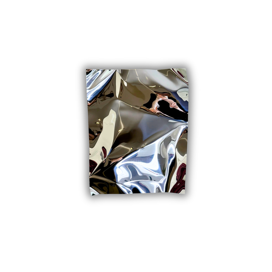 Ballader – Blank No. 02. Håndlavet vægværk i spejlblank aluminium med bløde organiske folder, der skaber levende refleksioner og et skulpturelt udtryk. Værket måler 50 × 40 cm og kan hænges både lodret og vandret.