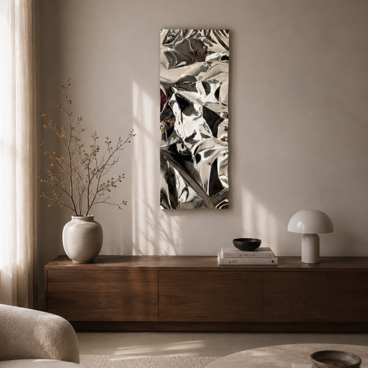 Moderne håndlavet aluminiumvægkunst i minimalistisk skandinavisk interiør. Abstrakt unika vægkunst fra Enjoy Design, der skaber et eksklusivt blikfang med organiske former, smukke refleksioner og et tidløst nordisk udtryk.