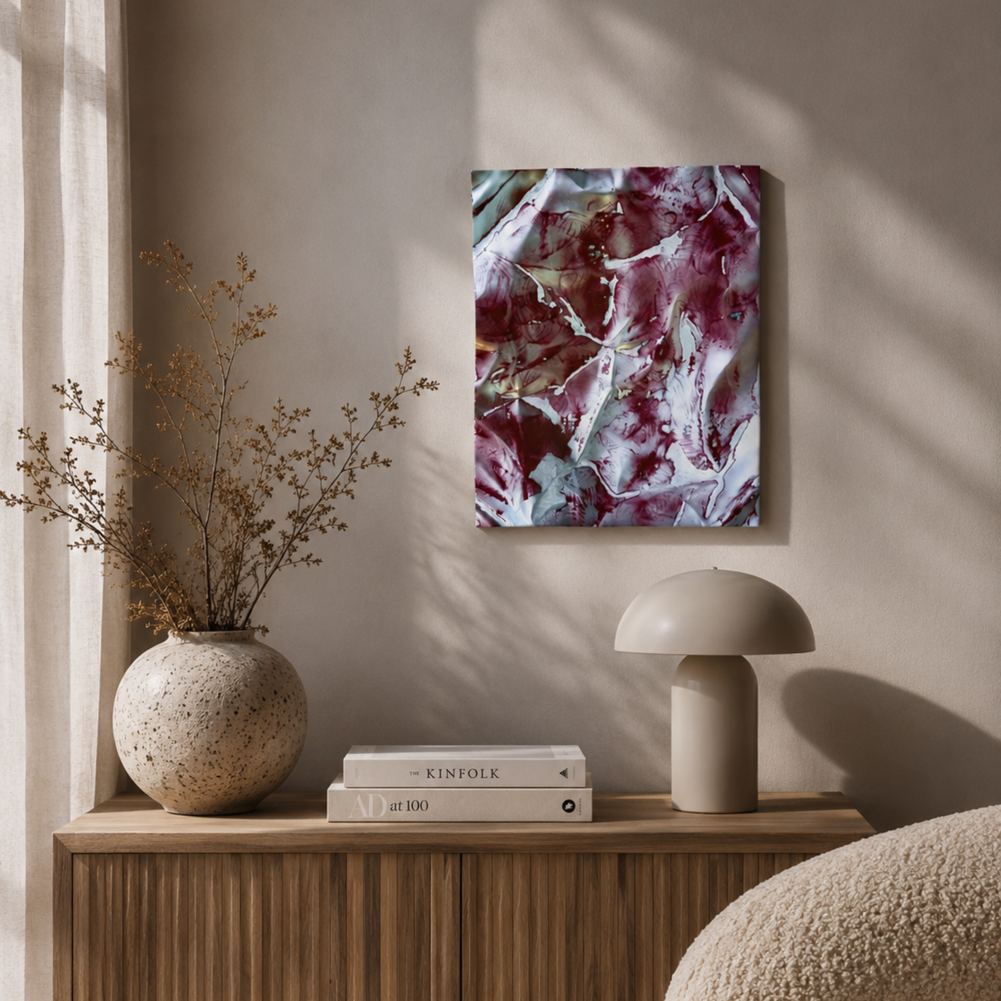 Håndlavet aluminiumsvægkunst i størrelsen 50x40 cm med dybe ember-røde, sølvfarvede og grå nuancer. Værket er ophængt i et minimalistisk skandinavisk interiør, hvor de organiske former og metalliske refleksioner skaber et eksklusivt og moderne udtryk.
