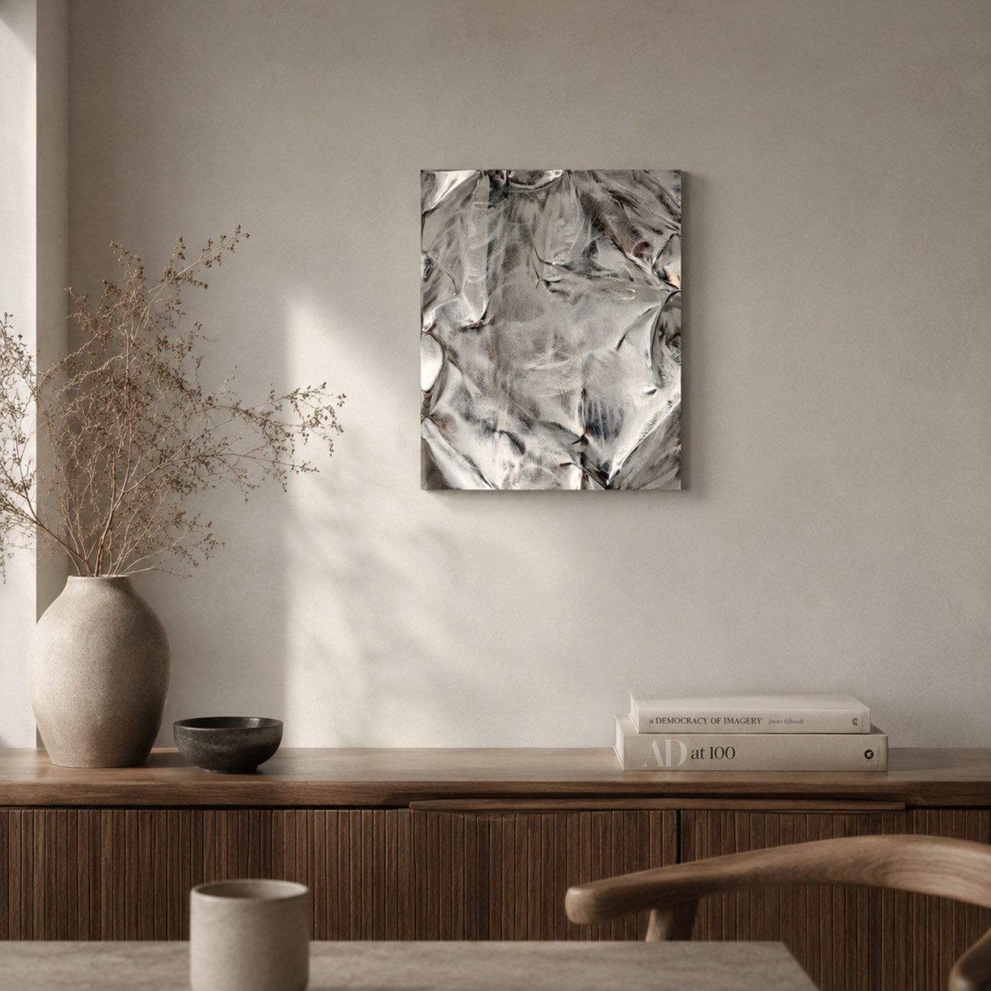 Moderne håndlavet aluminiumvægkunst i minimalistisk skandinavisk interiør. Abstrakt unika vægkunst fra Enjoy Design, der skaber et eksklusivt blikfang med organiske former, smukke refleksioner og et tidløst nordisk udtryk.