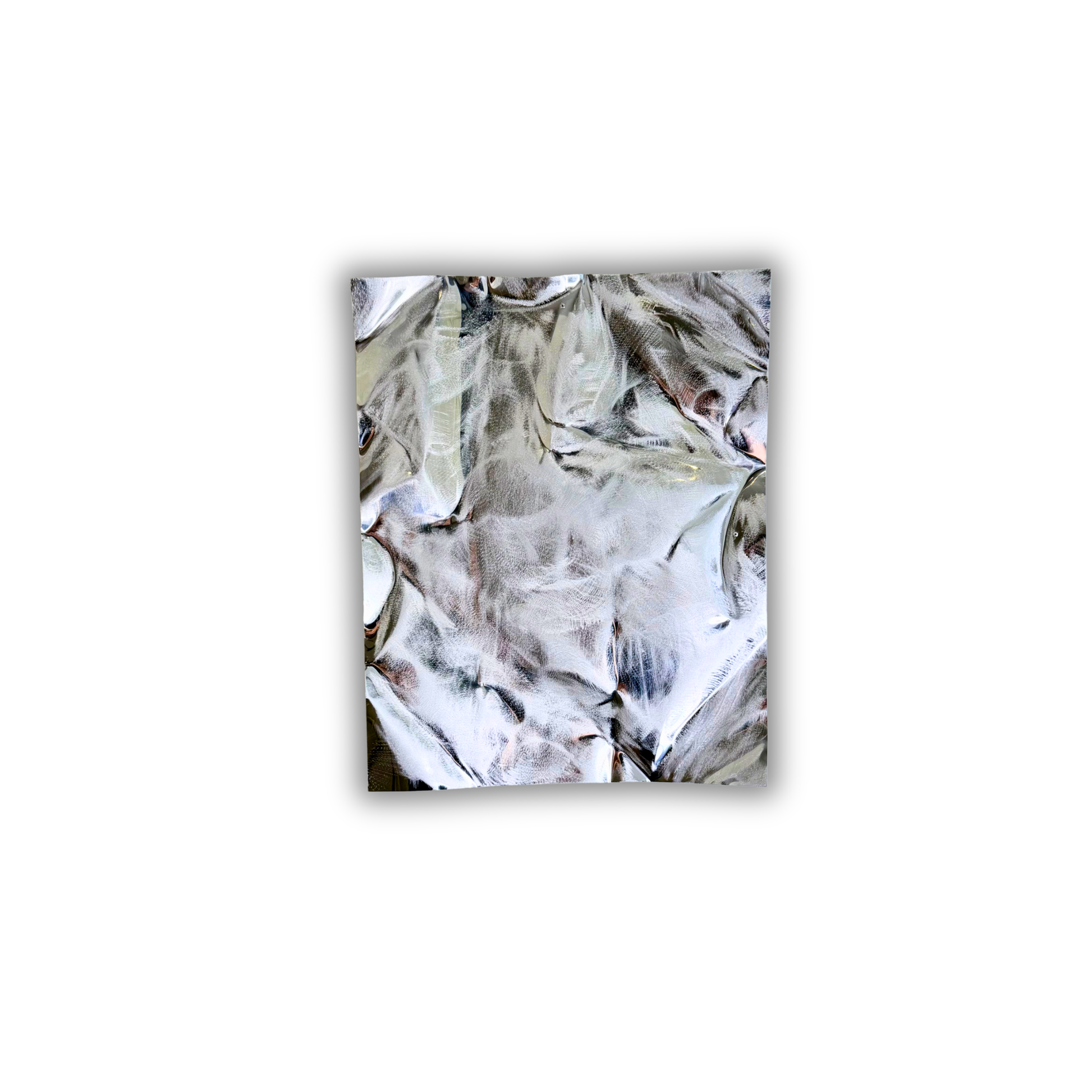 Ballader – Frost Mist No. 01. Håndlavet vægværk i aluminium med en kølig sølvfinish og skulpturelle, håndformede folder. Værket måler 50 × 40 cm og kan hænges både lodret og vandret.