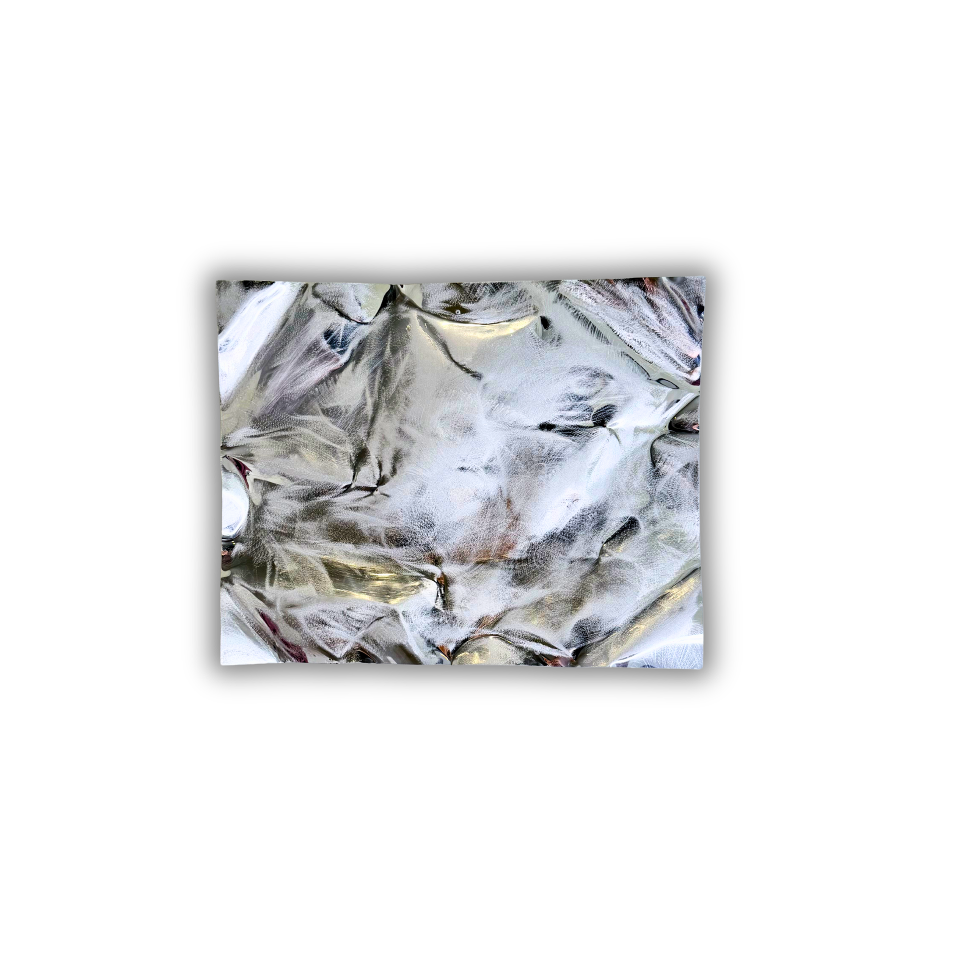 Ballader – Frost Mist No. 01 vist vandret. Håndformet aluminiumsværk med en kølig sølvfarvet overflade og organiske folder, der skaber et levende samspil mellem lys, skygger og refleksioner.