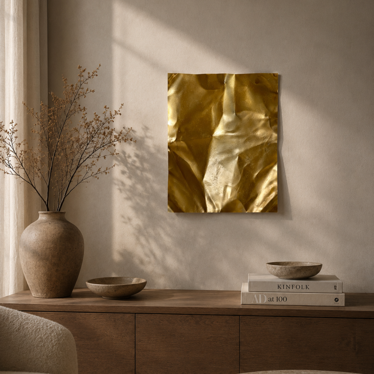 Moderne håndlavet aluminiumvægkunst i minimalistisk skandinavisk interiør. Abstrakt unika vægkunst fra Enjoy Design, der skaber et eksklusivt blikfang med organiske former, smukke refleksioner og et tidløst nordisk udtryk.