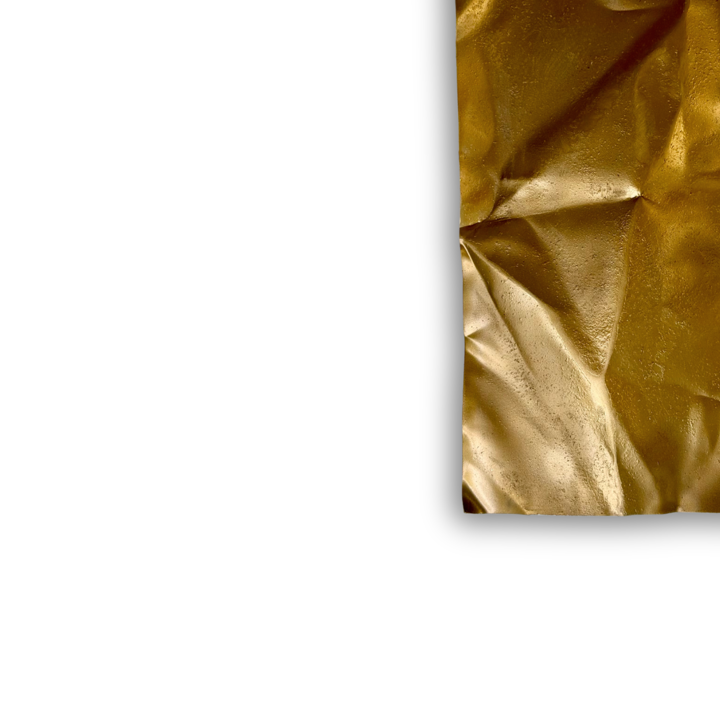 Nærbillede af Ballader – Golden Mist No. 02, der viser den gyldne aluminiumsoverflade, de karakteristiske håndformede folder og de fine lysrefleksioner, som giver værket dybde og et eksklusivt udtryk.