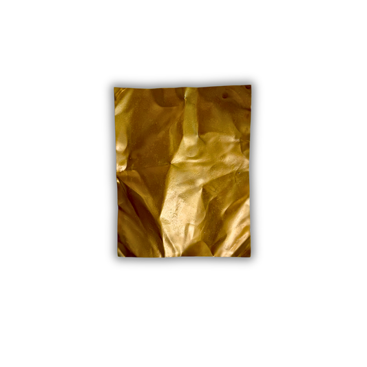 Ballader – Golden Mist No. 02. Håndlavet vægværk i aluminium med varme gyldne nuancer og en skulpturel, håndformet overflade. Værket måler 50 × 40 cm og kan hænges både lodret og vandret.