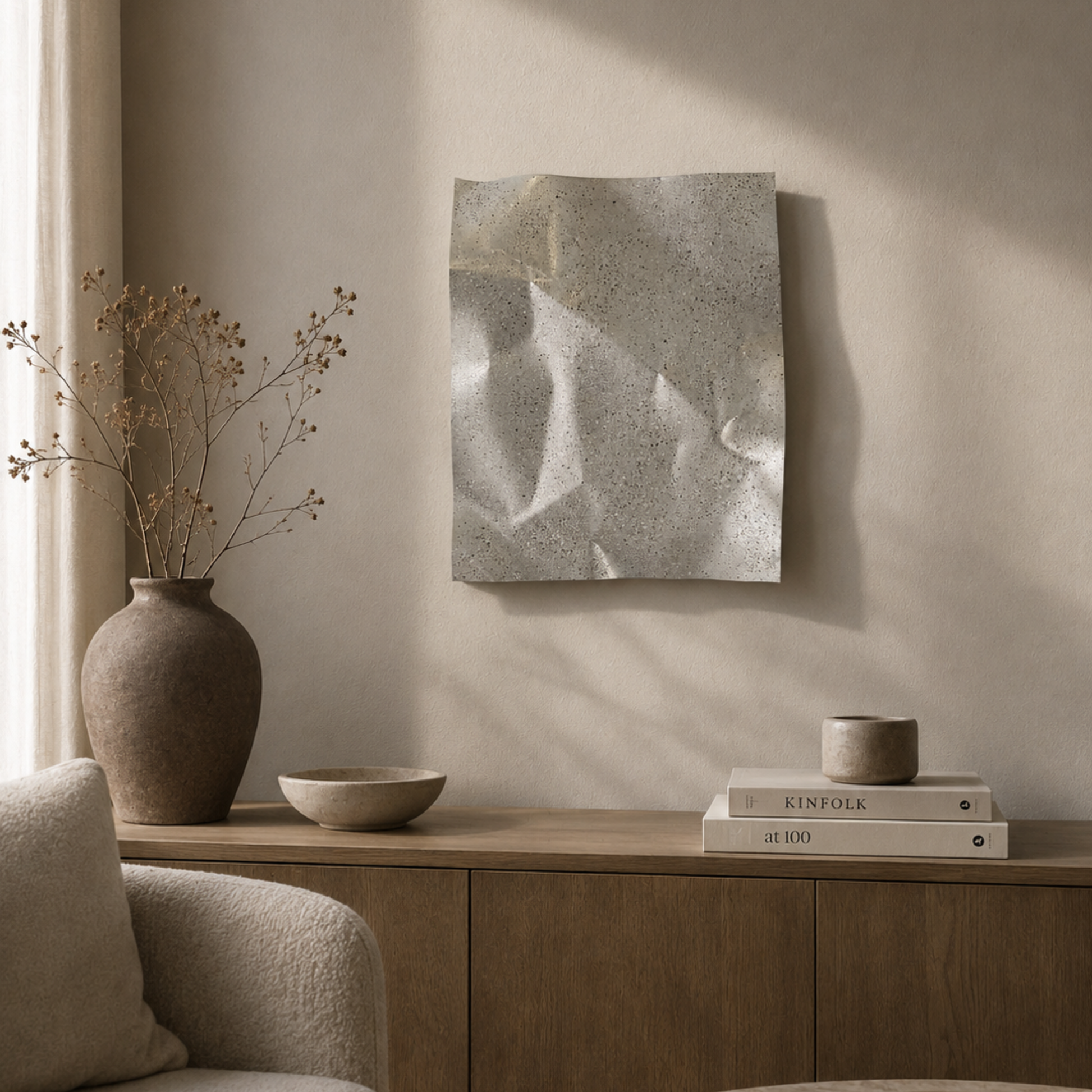 Moderne håndlavet aluminiumvægkunst i minimalistisk skandinavisk interiør. Abstrakt unika vægkunst fra Enjoy Design, der skaber et eksklusivt blikfang med organiske former, smukke refleksioner og et tidløst nordisk udtryk.