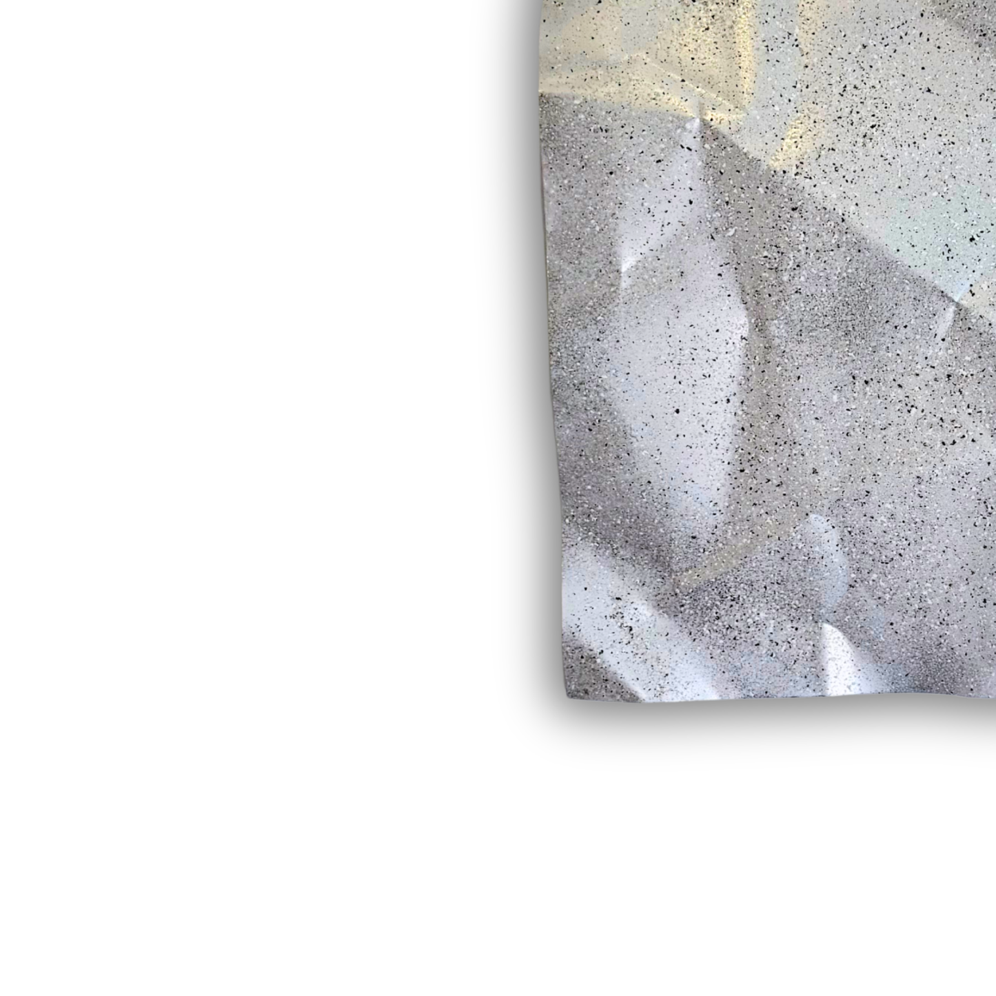 Nærbillede af Ballader – Granite No. 01, der fremhæver den håndformede aluminiumsoverflade, de fine granitlignende detaljer og de organiske folder, som giver værket dybde og et eksklusivt udtryk.
