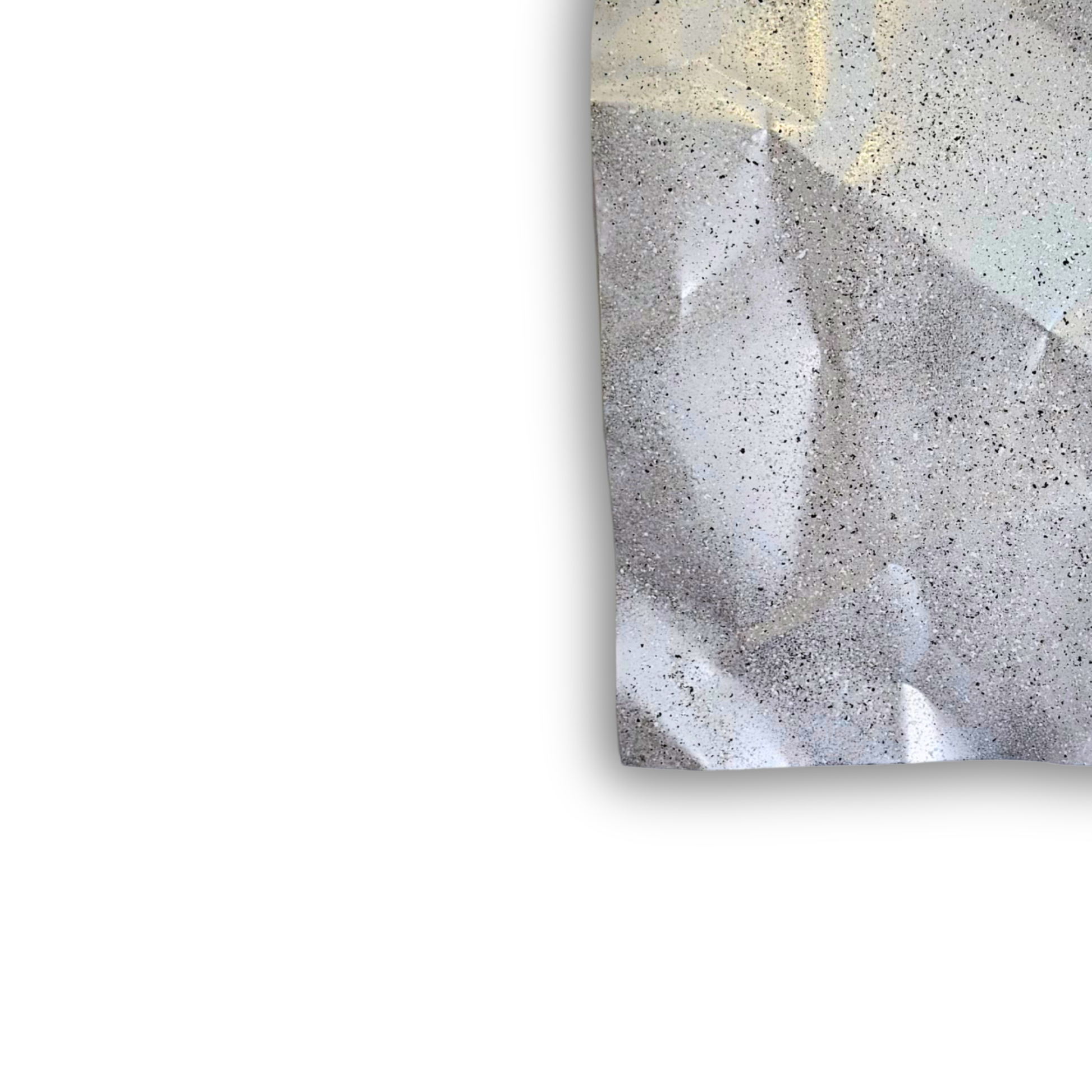 Nærbillede af Ballader – Granite No. 01, der fremhæver den håndformede aluminiumsoverflade, de fine granitlignende detaljer og de organiske folder, som giver værket dybde og et eksklusivt udtryk.