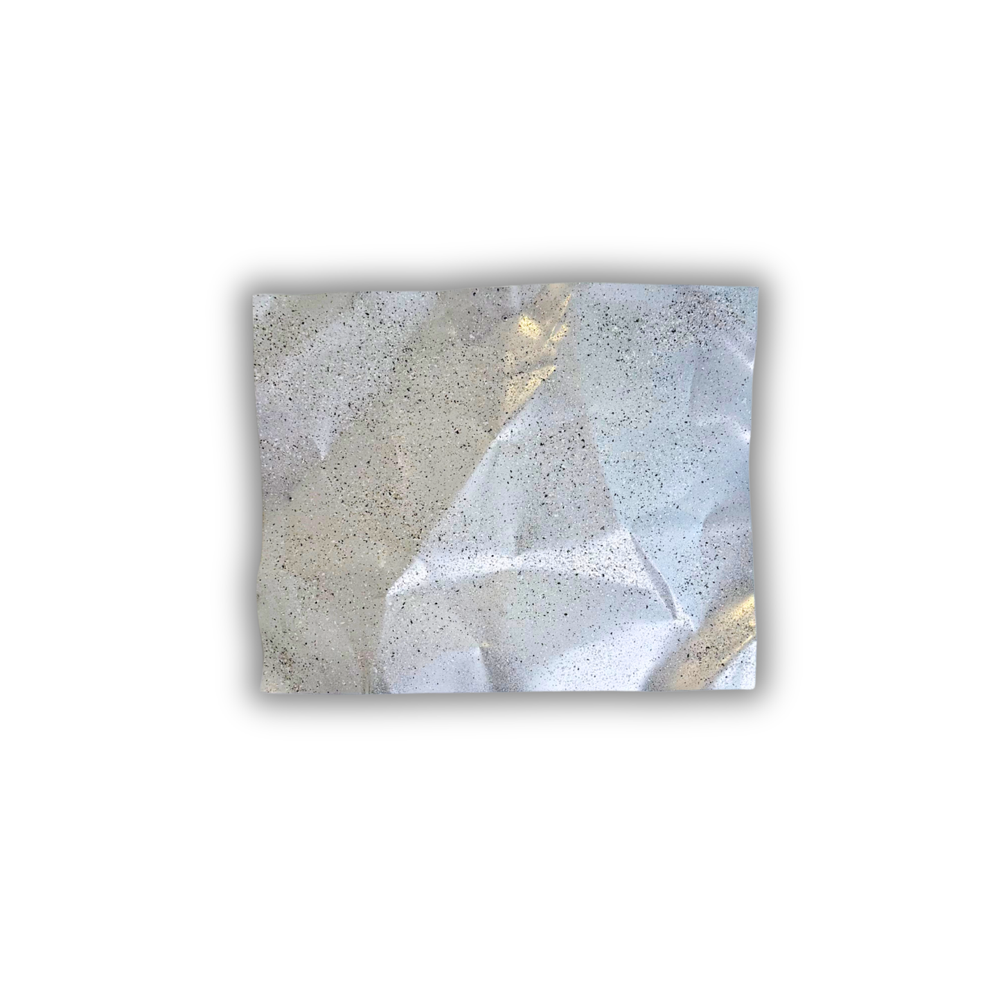 Ballader – Granite No. 01 vist vandret. Håndformet aluminiumsværk med en lys granitgrå finish og organiske folder, der skaber et elegant spil mellem lys, skygger og struktur.