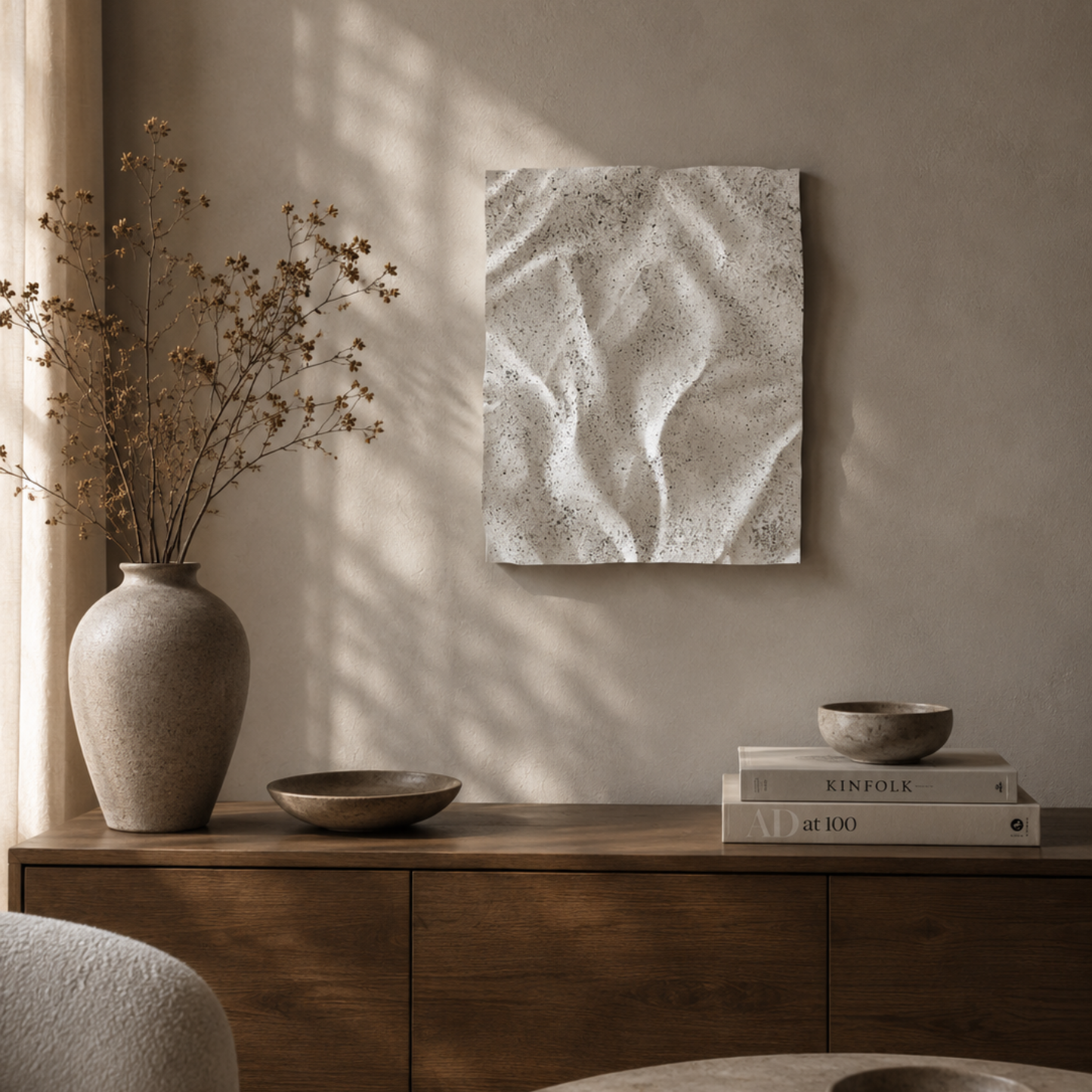 Moderne håndlavet aluminiumvægkunst i minimalistisk skandinavisk interiør. Abstrakt unika vægkunst fra Enjoy Design, der skaber et eksklusivt blikfang med organiske former, smukke refleksioner og et tidløst nordisk udtryk.