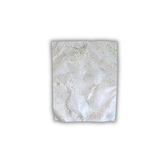 Ballader – Granite No. 02. Håndlavet vægværk i aluminium med en lys steninspireret overflade, fine mørke detaljer og organiske folder. Værket måler 50 × 40 cm og kan hænges både lodret og vandret.