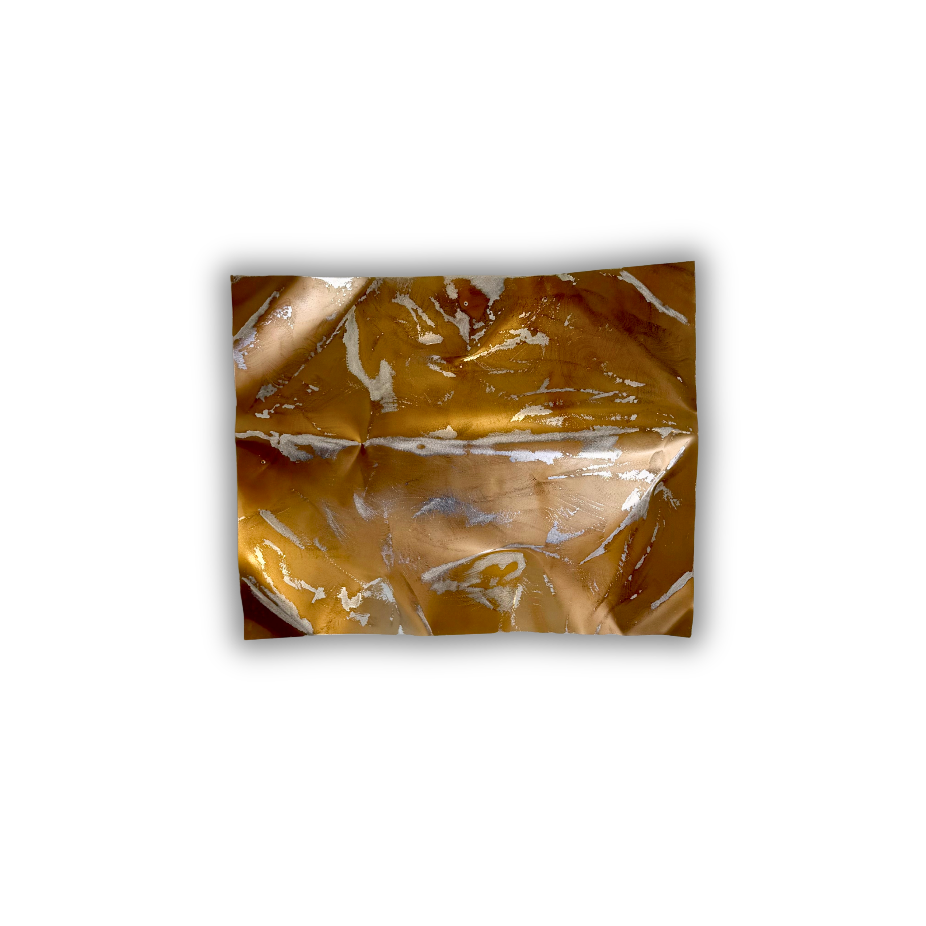 Ballader – Honey Mist No. 01 vist vandret. Skulpturelt aluminiumsværk med en varm gylden finish, håndformede folder og et levende samspil mellem honningfarvede toner og rå sølvdetaljer.