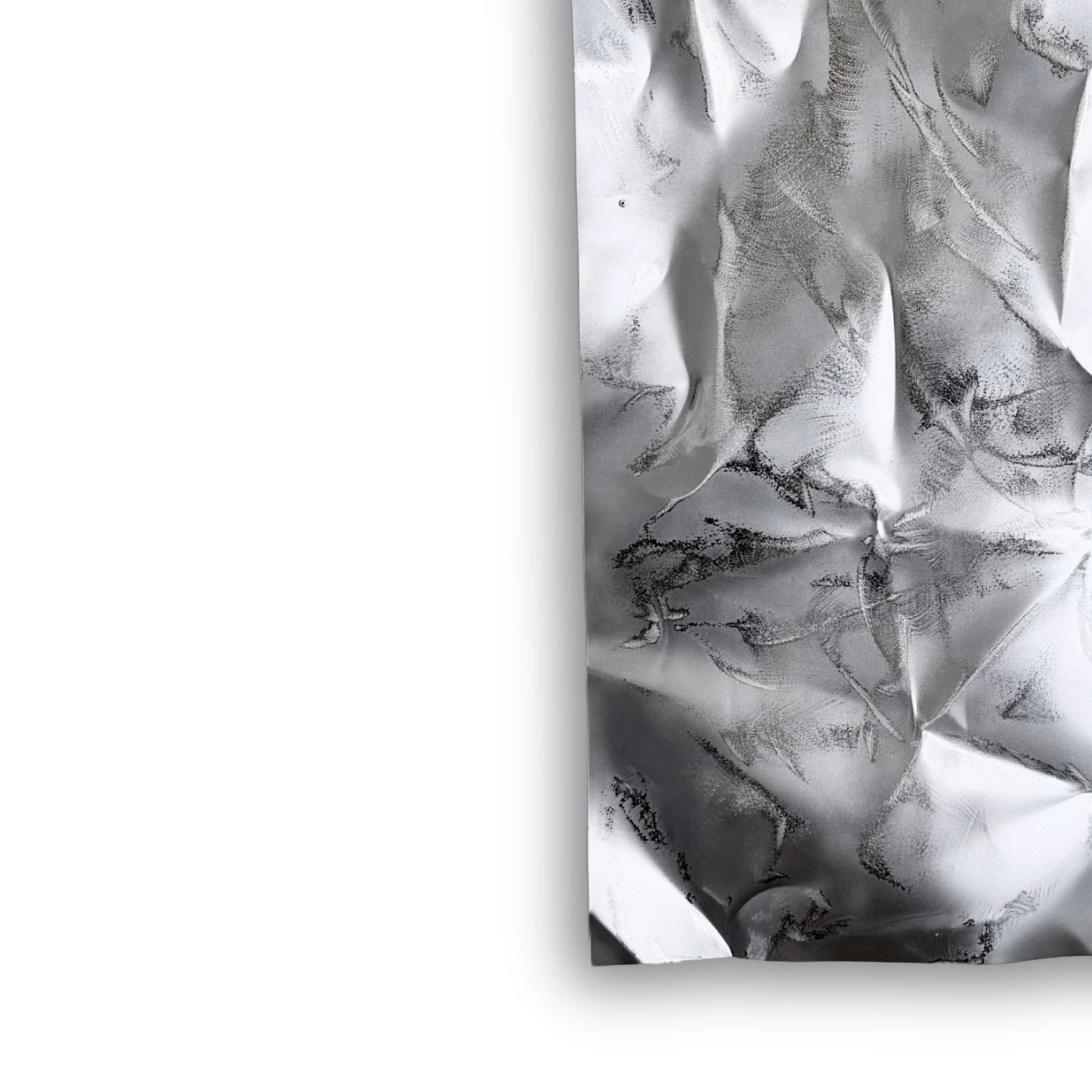 Nærbillede af Ballader – Moon Mist No. 01, der viser den håndformede aluminiumsoverflade med bløde folder, fine mørke detaljer og en eksklusiv, skulpturel finish.