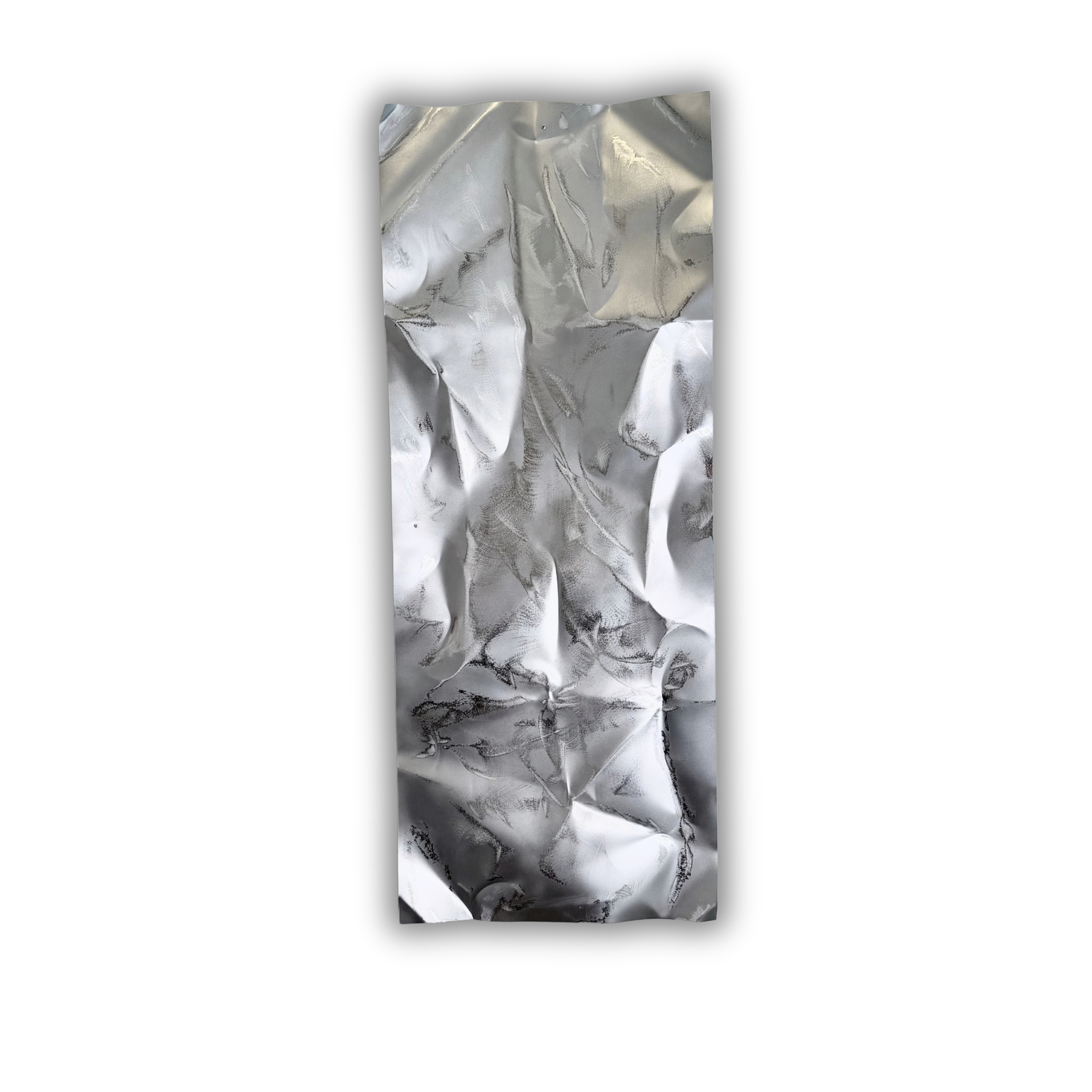 Ballader – Moon Mist No. 01. Håndlavet vægværk i aluminium med en blød sølvgrå overflade, organiske folder og mørke detaljer, der fremhæver den skulpturelle struktur. Værket måler 100 × 40 cm og kan hænges både lodret og vandret.