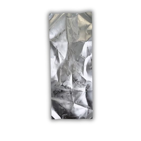 Ballader – Moon Mist No. 01. Håndlavet vægværk i aluminium med en blød sølvgrå overflade, organiske folder og mørke detaljer, der fremhæver den skulpturelle struktur. Værket måler 100 × 40 cm og kan hænges både lodret og vandret.