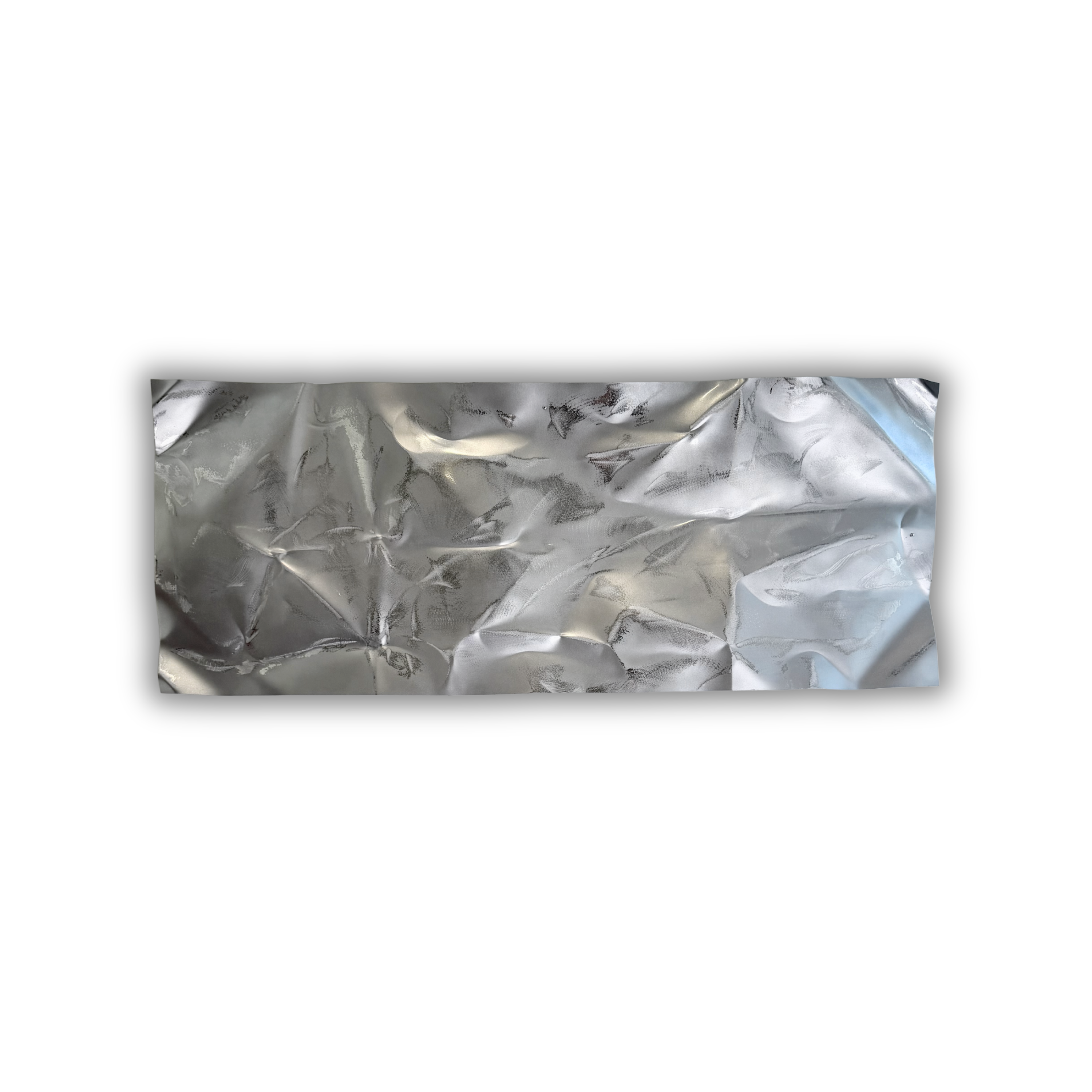 Ballader – Moon Mist No. 01 vist vandret. Håndformet aluminiumsværk med en elegant sølvgrå finish, organiske former og et levende samspil mellem lys, skygger og struktur.