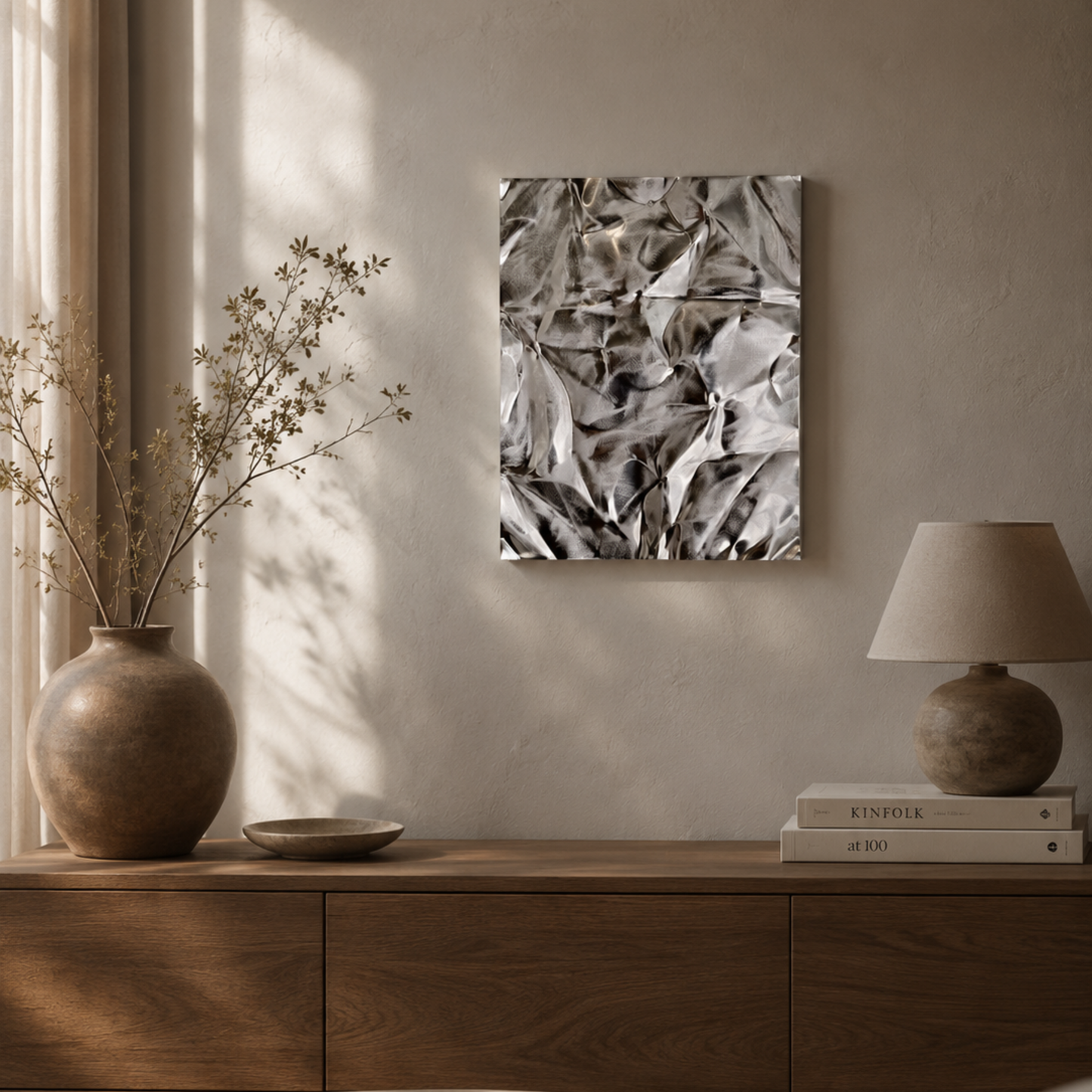 Moderne håndlavet aluminiumvægkunst i minimalistisk skandinavisk interiør. Abstrakt unika vægkunst fra Enjoy Design, der skaber et eksklusivt blikfang med organiske former, smukke refleksioner og et tidløst nordisk udtryk.