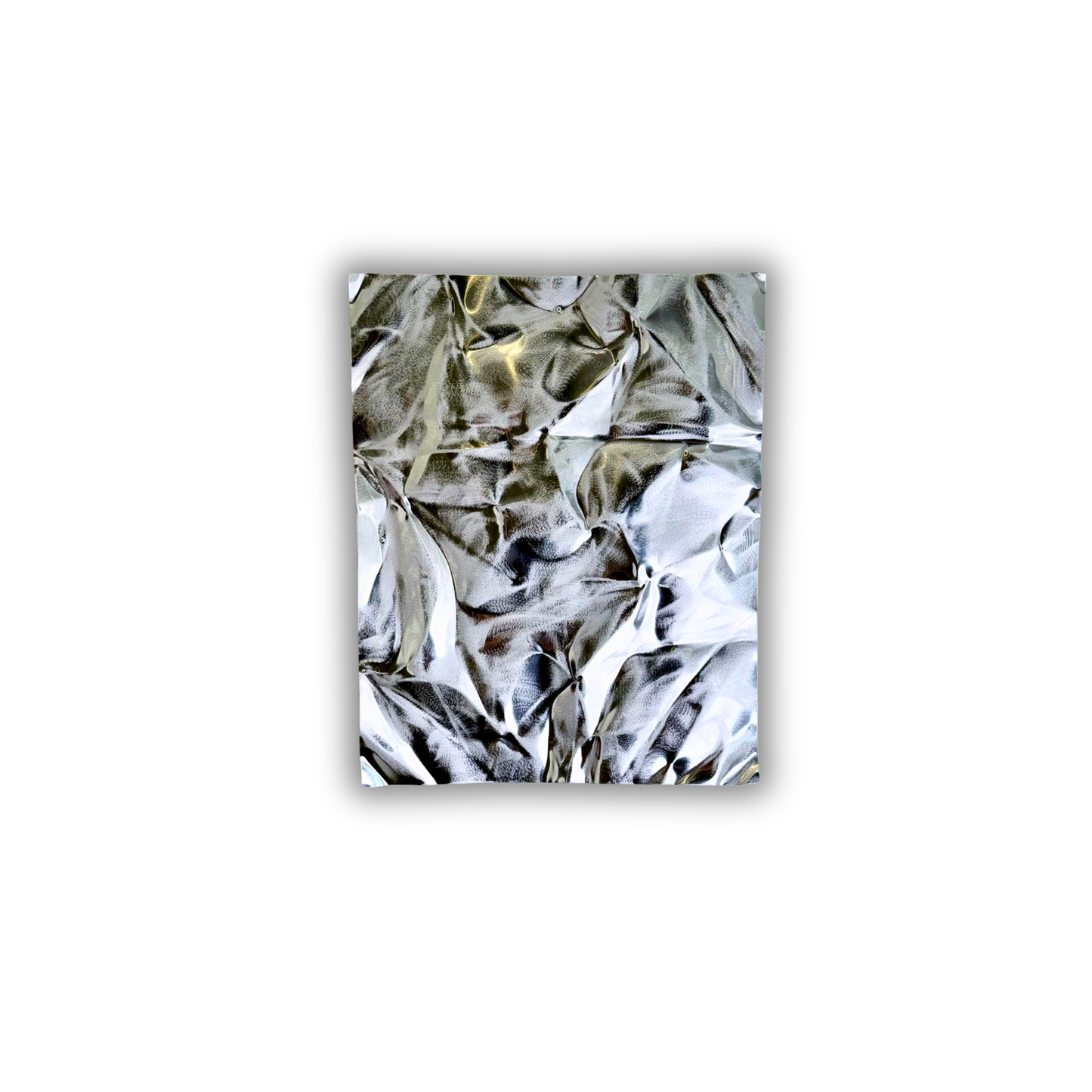 Ballader – Nordic Mist No. 01. Håndlavet vægværk i aluminium med en kølig sølvfinish og skulpturelle, håndformede folder. Værket måler 50 × 40 cm og kan hænges både lodret og vandret.
