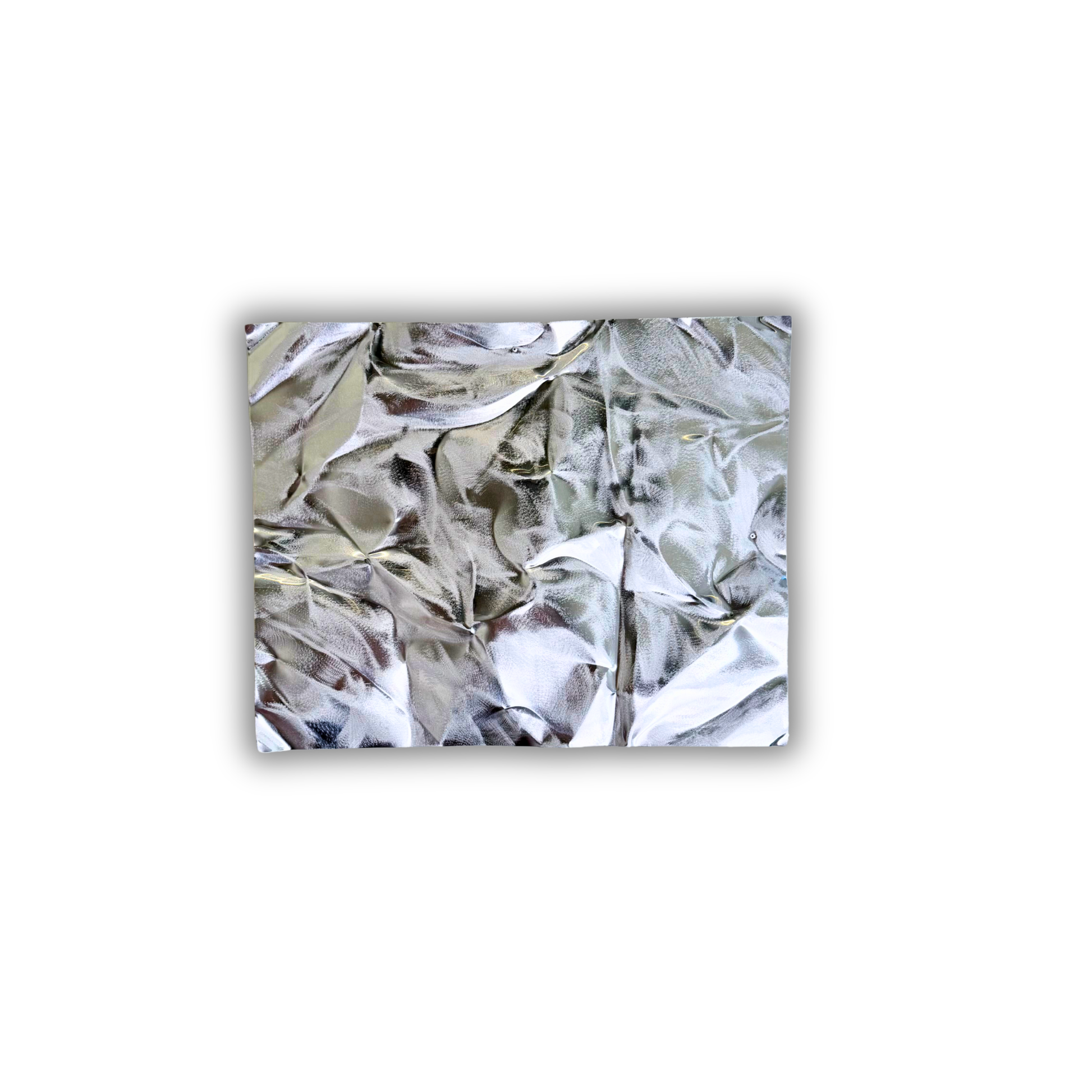Ballader – Nordic Mist No. 01 vist vandret. Håndformet aluminiumsværk med en kølig sølvfarvet overflade og organiske folder, der skaber et levende samspil mellem lys, skygger og refleksioner.