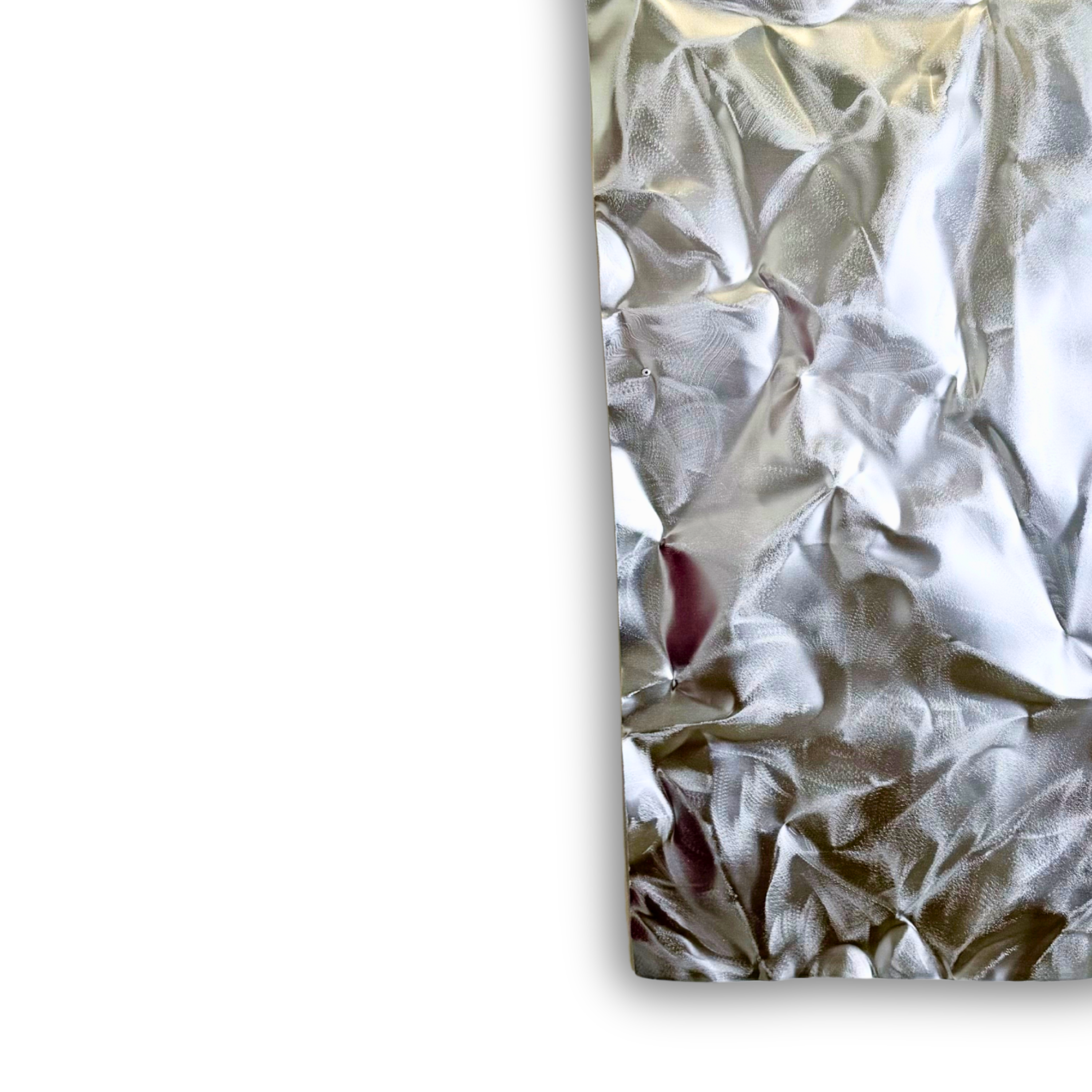 Nærbillede af Ballader – Nordic Mist No. 02, der fremhæver den håndformede aluminiumsoverflade med fine strukturer, elegante refleksioner og et moderne nordisk udtryk.