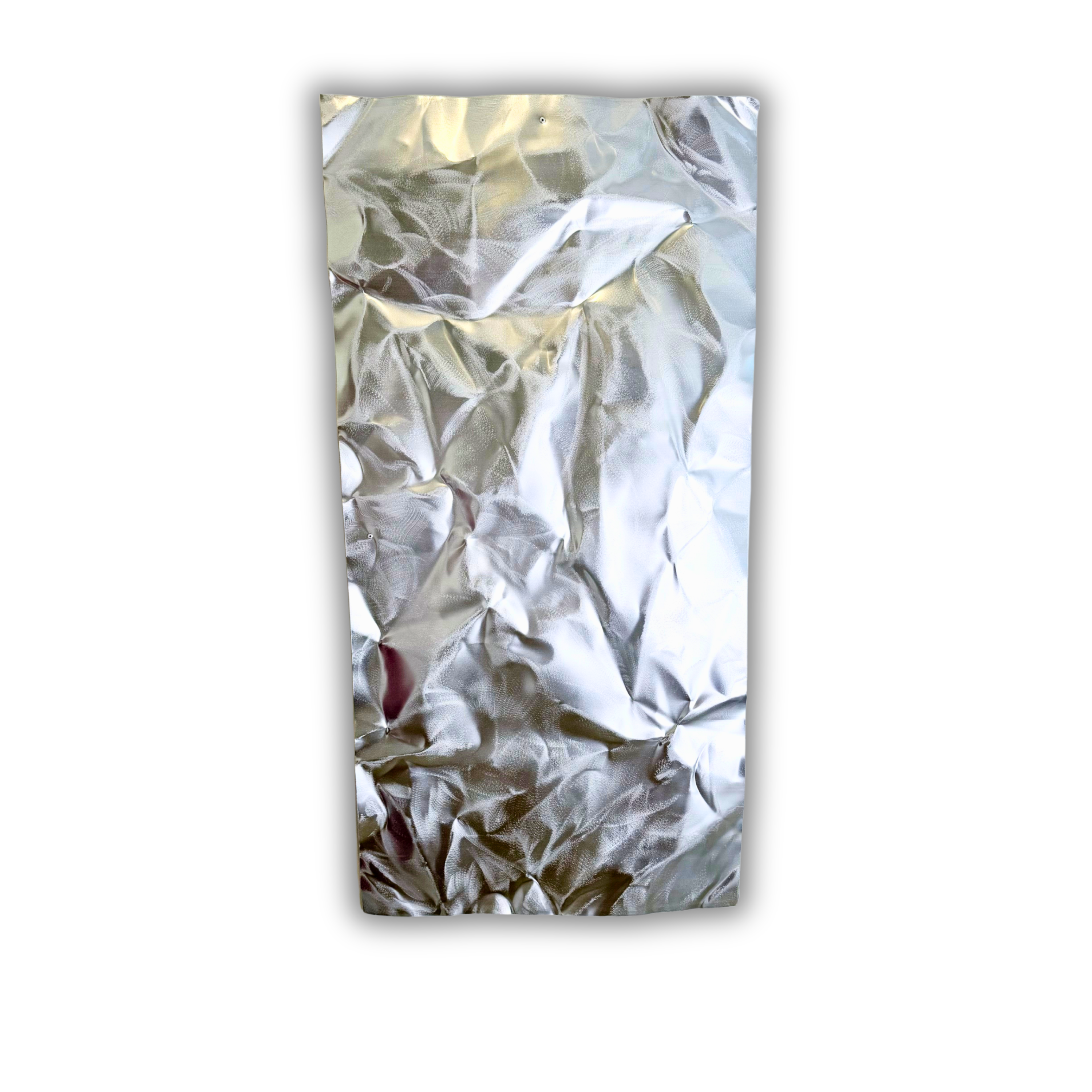 Ballader – Nordic Mist No. 02. Håndlavet vægværk i aluminium med en kølig sølvgrå overflade, bløde organiske folder og et levende spil mellem lys og skygger. Værket måler 100 × 50 cm og kan hænges både lodret og vandret.