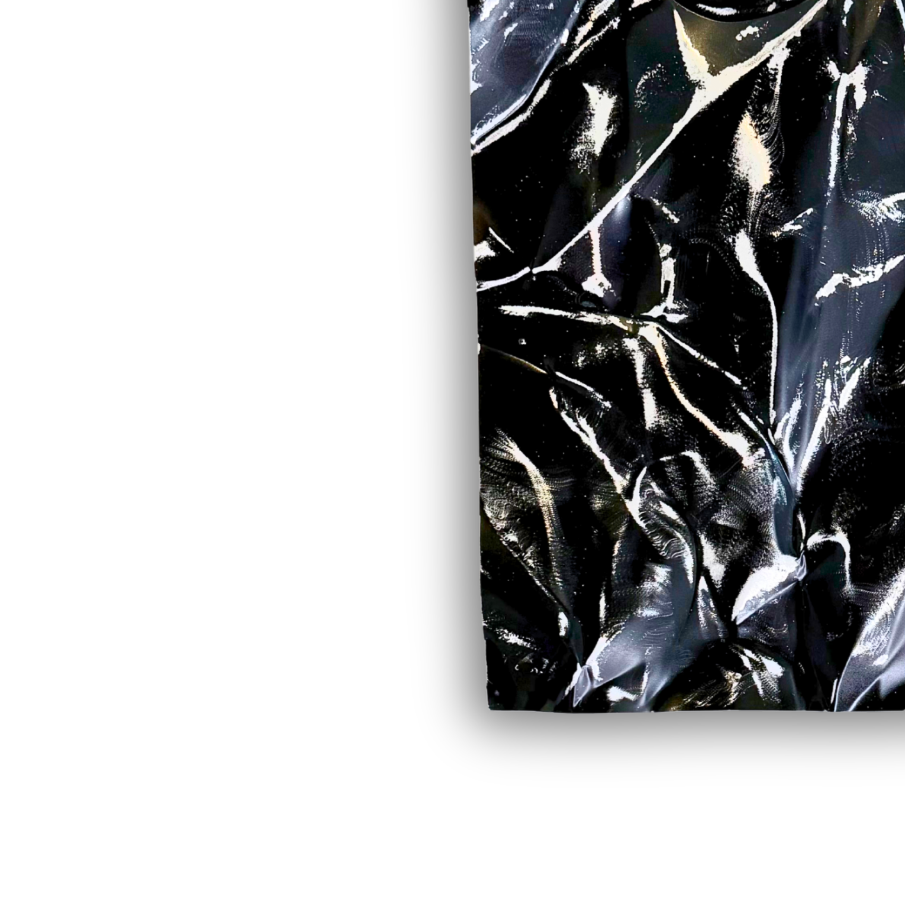 Nærbillede af Ballader – Obsidian Mist No. 01, der viser den blanke sorte overflade, de håndformede folder og de markante lysrefleksioner, som skaber dybde og et eksklusivt, skulpturelt udtryk.