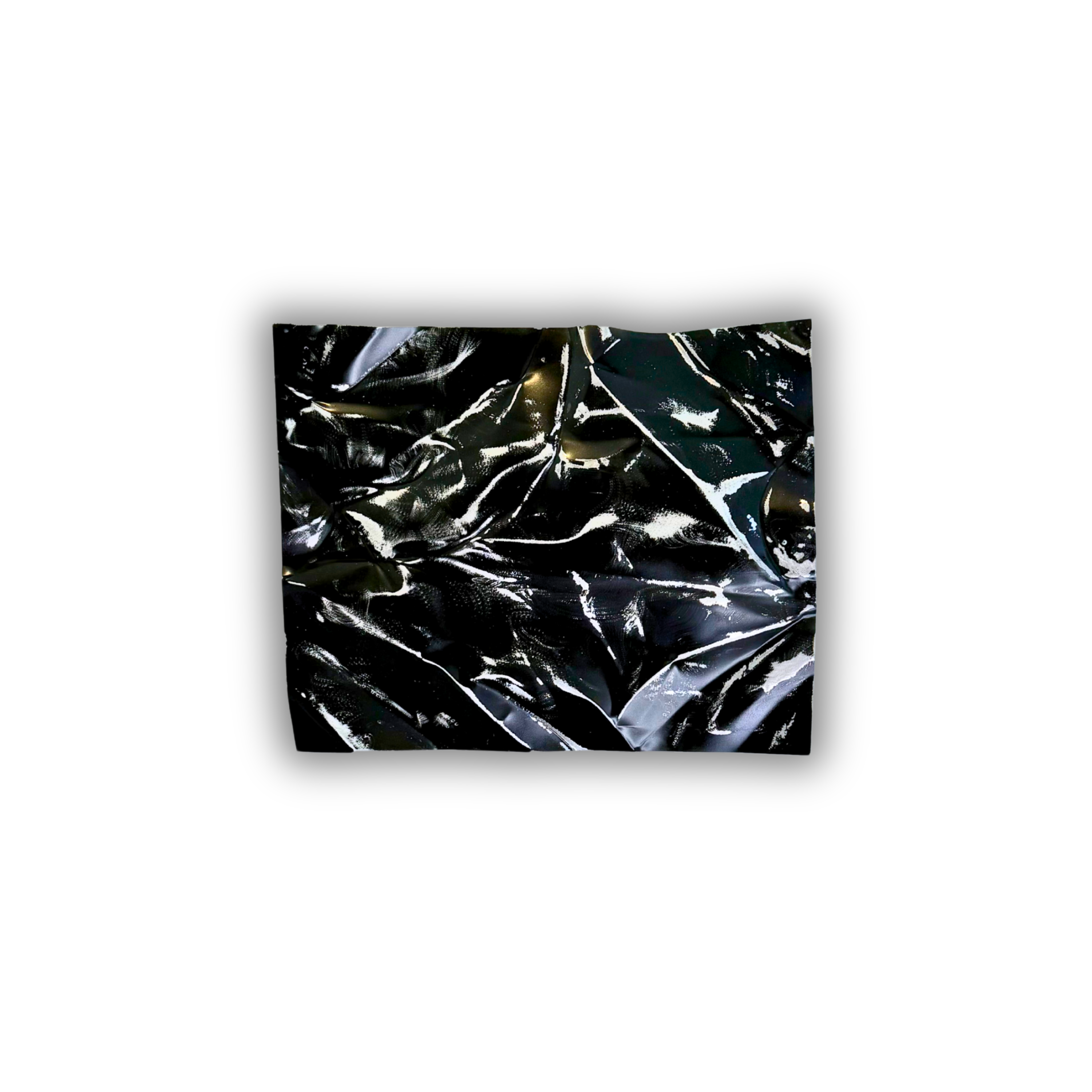 Ballader – Obsidian Mist No. 01 vist vandret. Moderne aluminiumsværk med dybsorte nuancer, blanke refleksioner og håndformede folder, der giver overfladen et eksklusivt og levende udtryk.