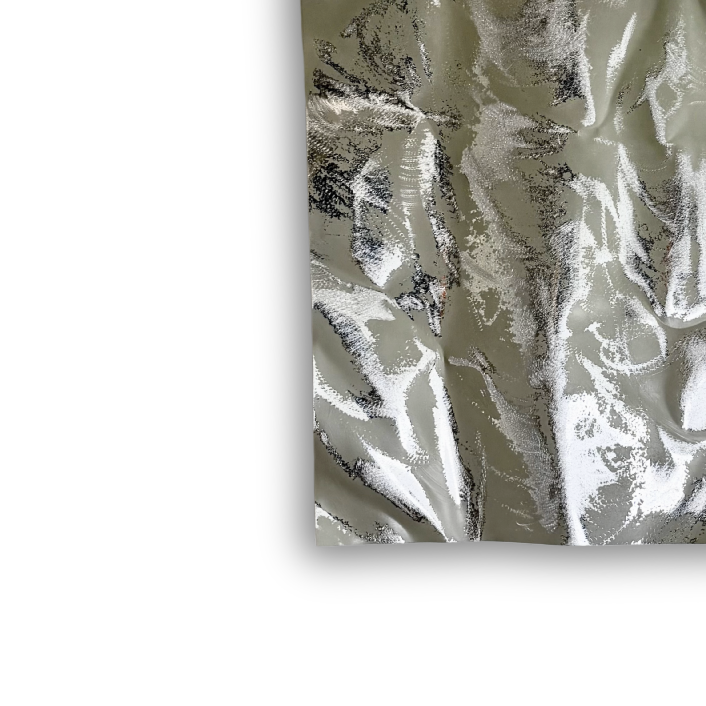 Nærbillede af Ballader – Sand Mist No. 01, der viser de håndformede folder, de fine strukturer og kontrasten mellem den matte sandfarvede overflade og de blanke aluminiumspartier, som giver værket dybde og karakter.