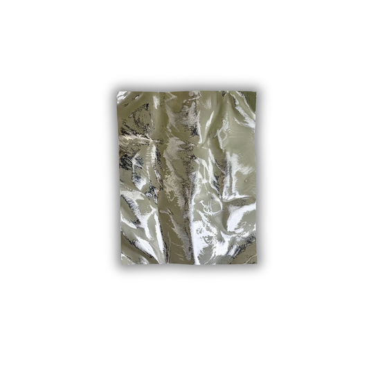 Ballader – Sand Mist No. 01. Håndlavet vægværk i aluminium med bløde organiske folder, hvor varme sandfarvede nuancer møder blanke sølvrefleksioner og skaber et roligt, eksklusivt udtryk. Værket måler 50 × 40 cm og kan hænges både lodret og vandret.