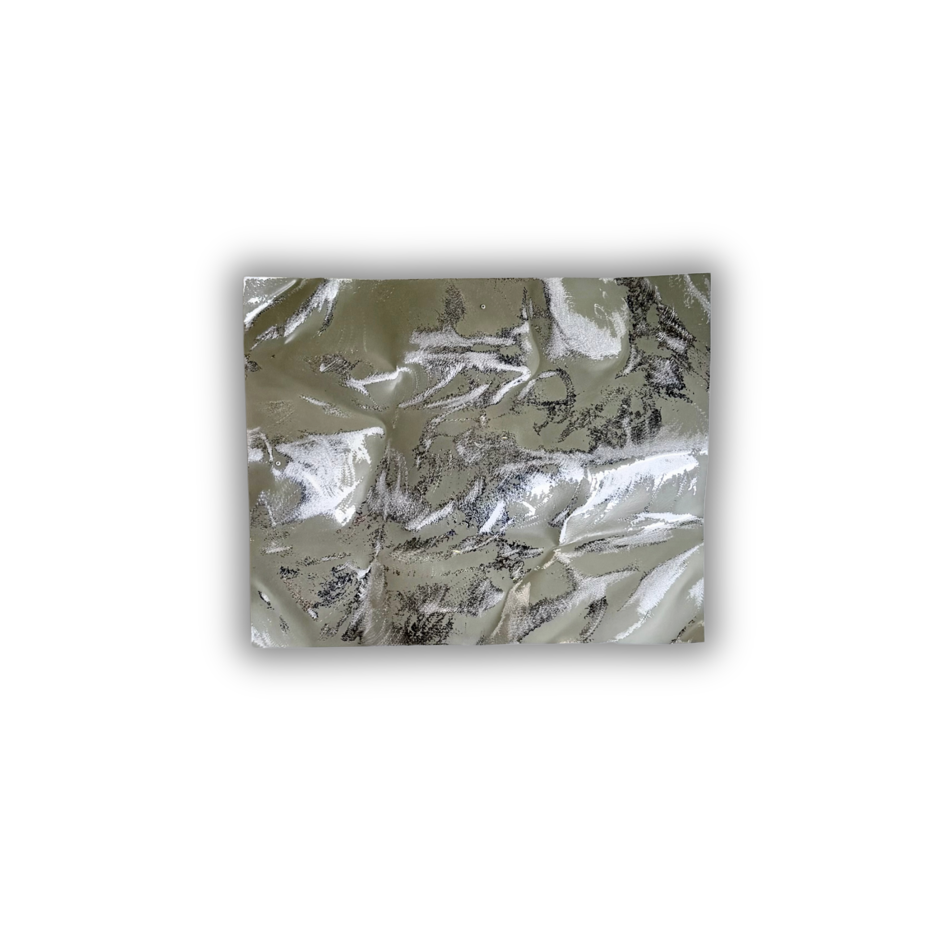 Ballader – Sand Mist No. 01 vist vandret. Moderne vægkunst i håndformet aluminium med et naturligt samspil mellem sandtonede overflader, mørke strukturer og spejlblanke refleksioner, som ændrer udtryk i takt med lyset.