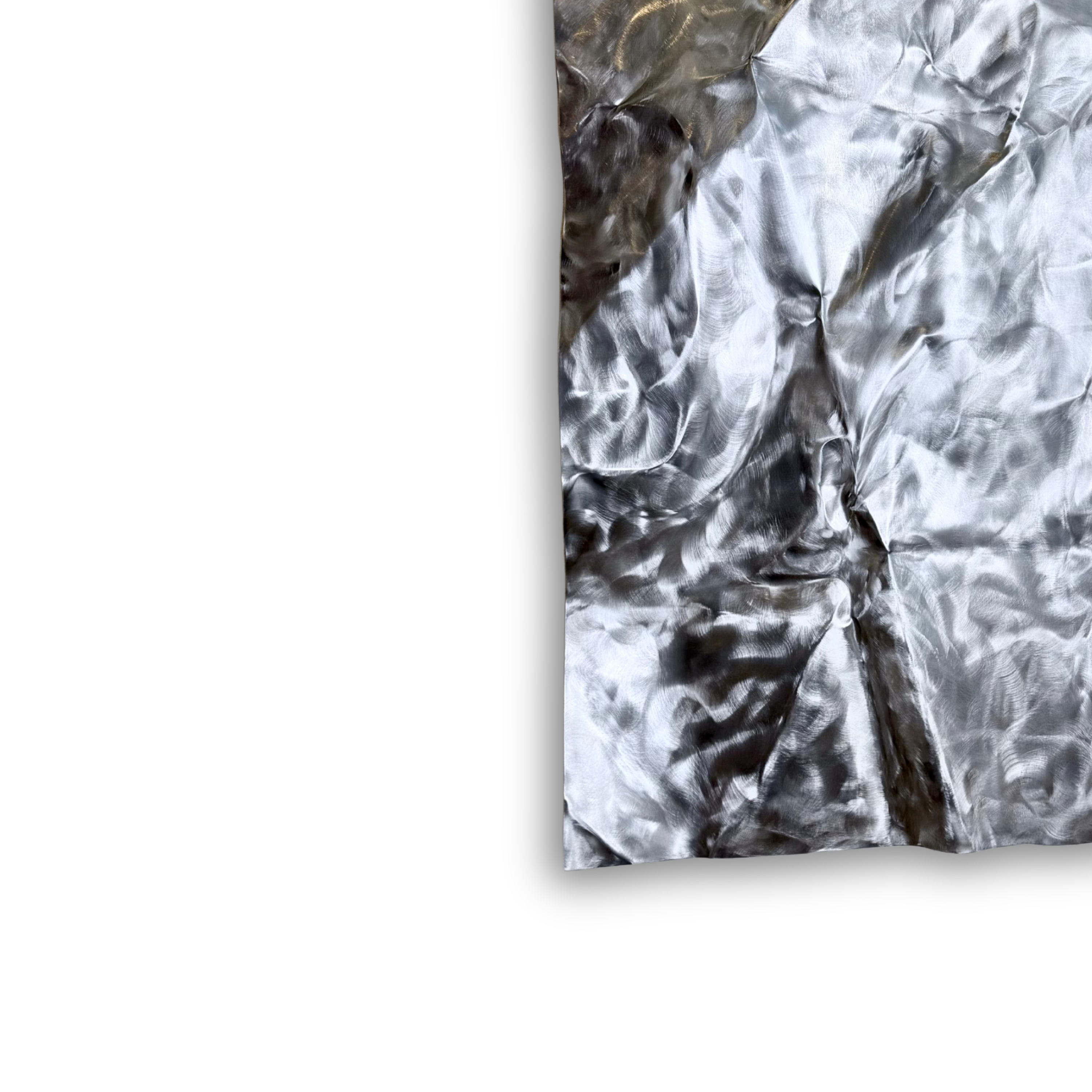 Nærbillede af Ballader – Silver Drift No. 01, der fremhæver den slebne og polerede aluminiumsoverflade, de håndformede strukturer og de naturlige refleksioner, som giver værket et eksklusivt og levende udtryk.