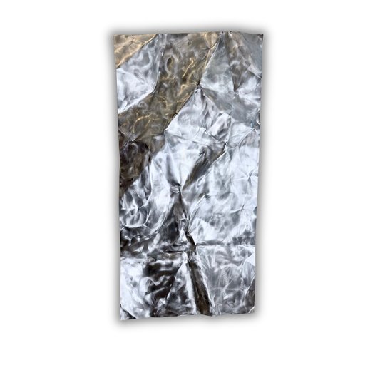 Ballader – Silver Drift No. 01. Håndlavet aluminiumsværk med slebet og poleret overflade, der skaber et levende spil mellem lyse og mørke sølvtoner. Værket måler 100 × 50 cm og kan hænges både lodret og vandret.